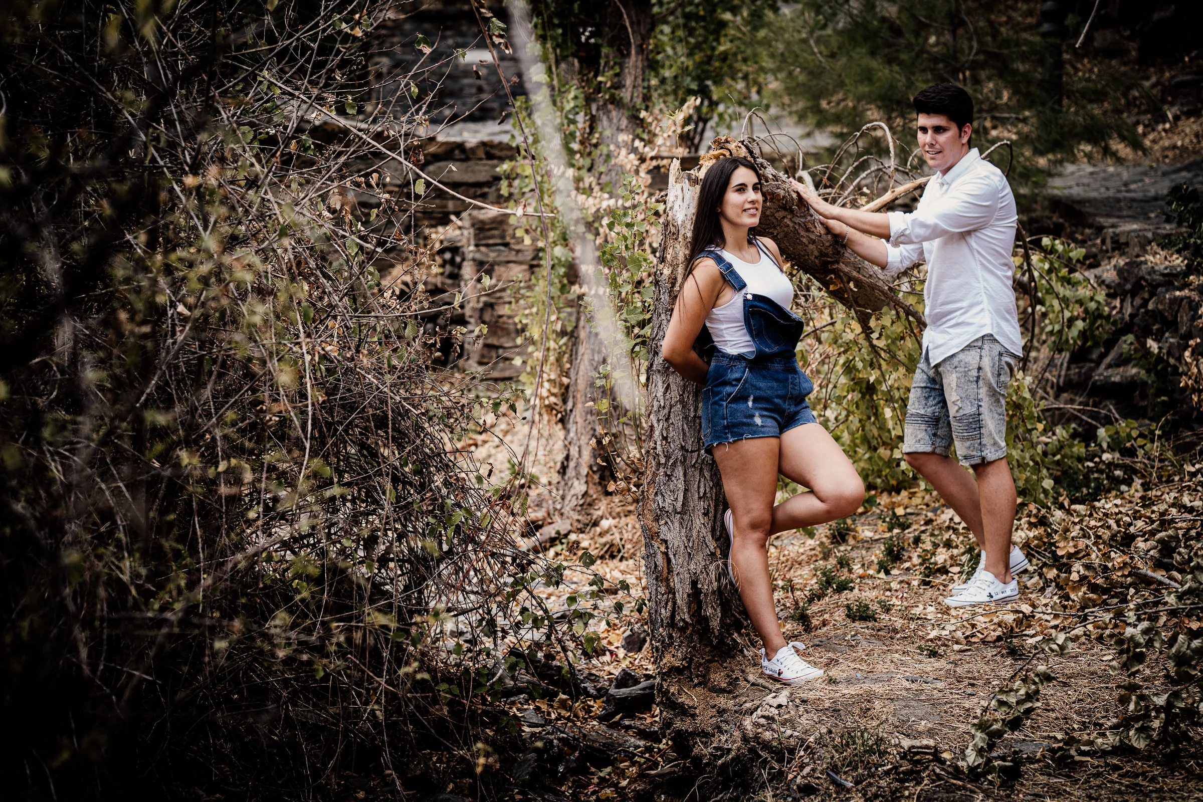 Laura y Aritz posan junto a un árbol en el entorno rural de Patones durante su preboda.