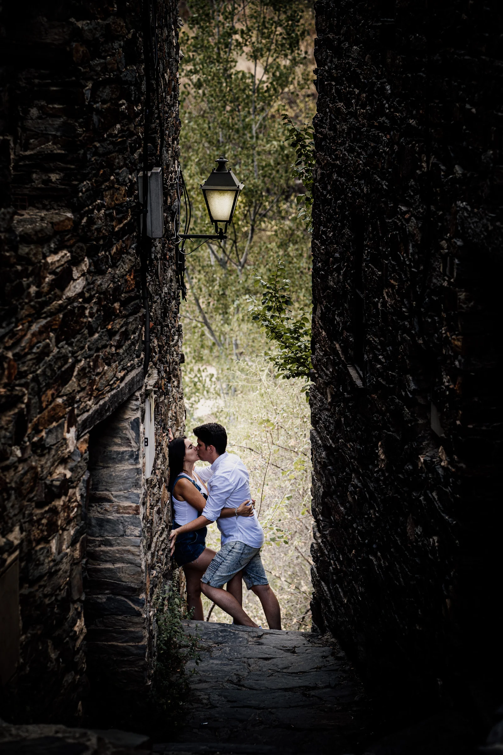 Aritz y Laura se besan en un estrecho callejón de piedra durante su preboda en Patones.