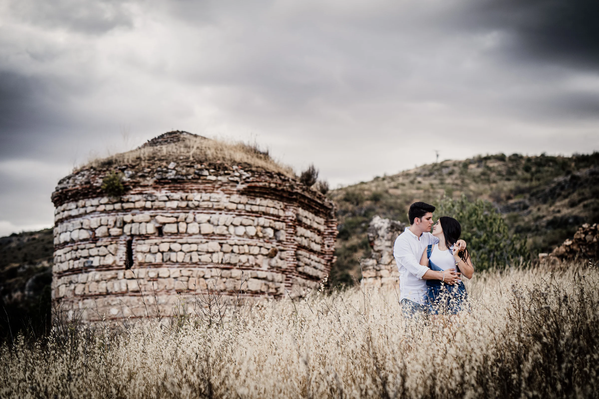 Aritz y Laura posan junto a una antigua construcción de piedra en los campos próximos a Patones.