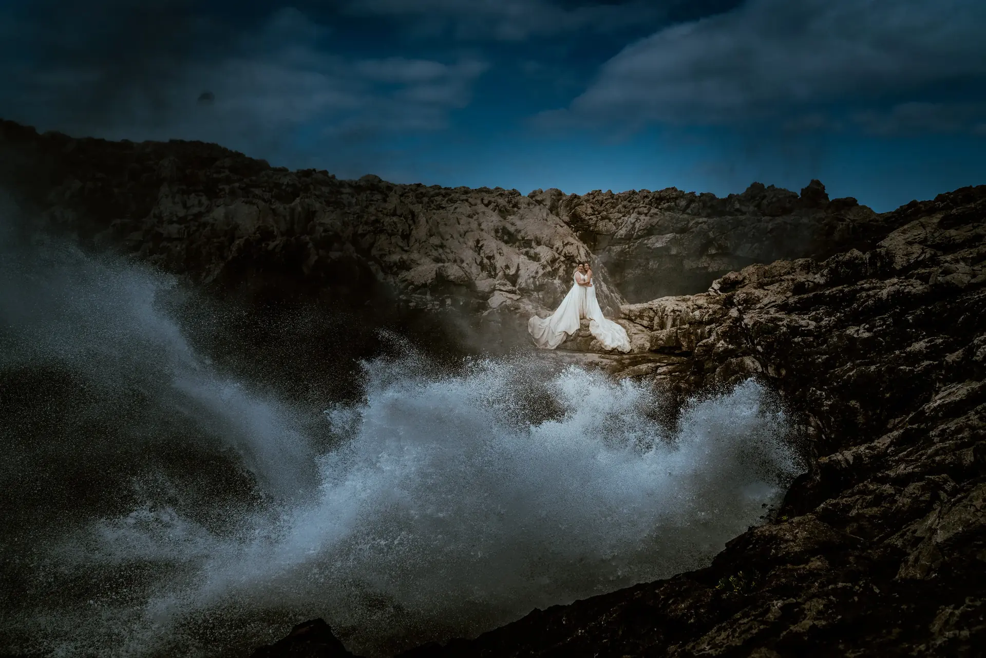 Postboda de Carmen y Vanesa entre las olas y las rocas de Llanes, Asturias