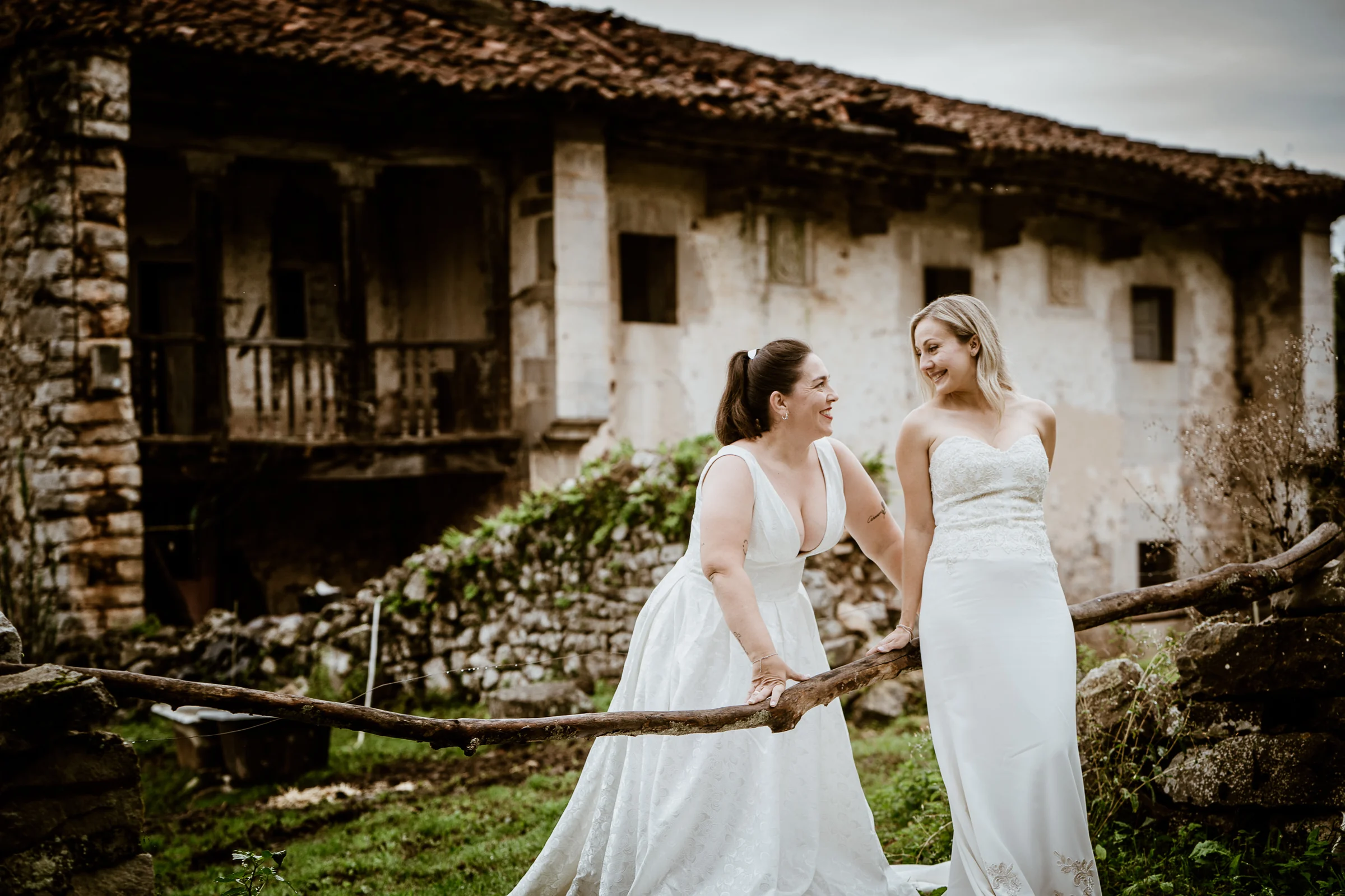 Carmen y Vanesa junto a una casona tradicional asturiana