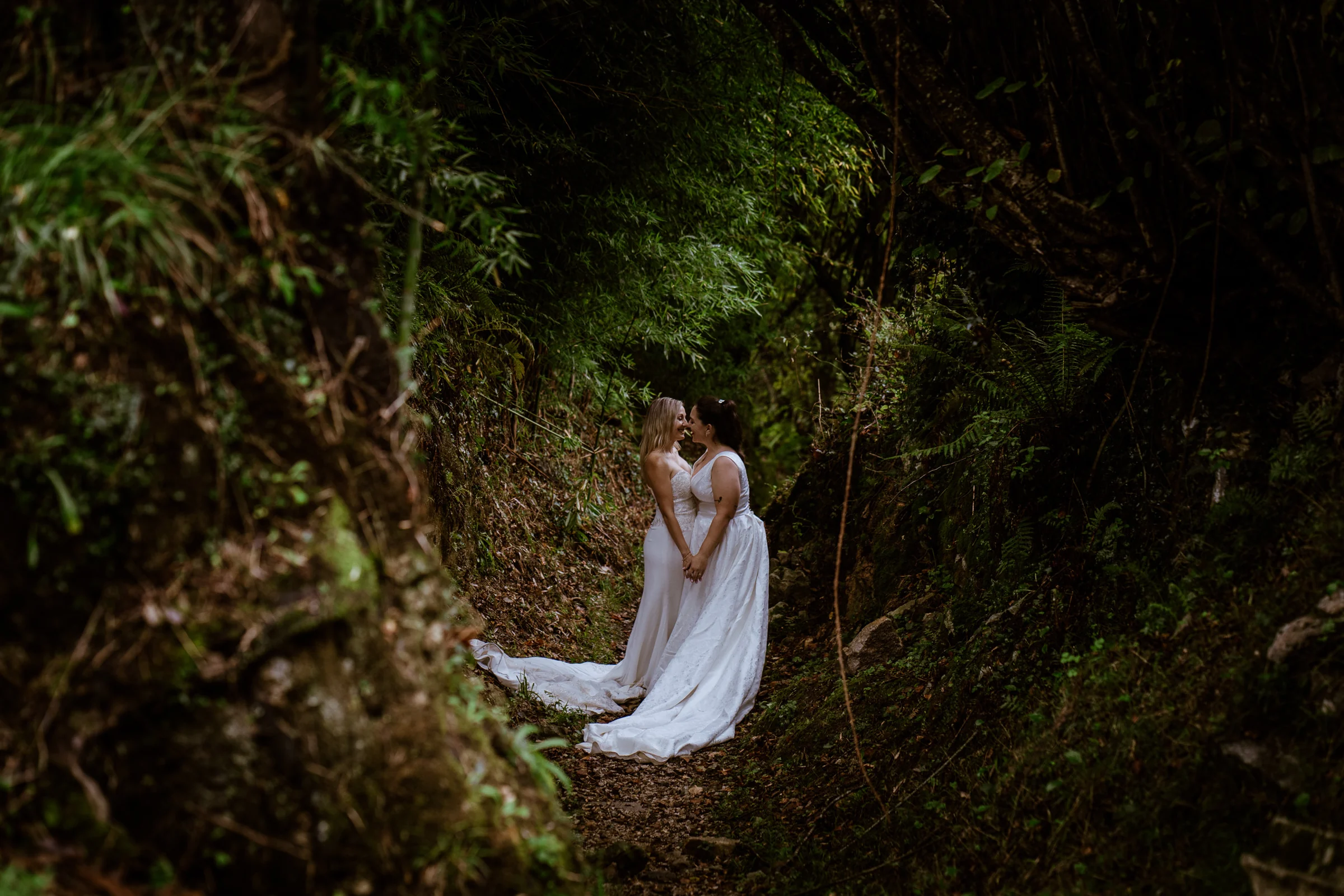 Carmen y Vanesa en un sendero de bosque