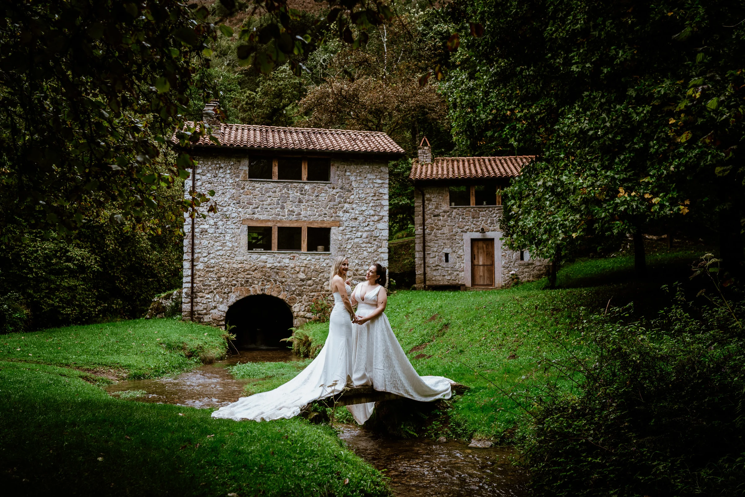 Postboda de Carmen y Vanesa junto a un molino de piedra