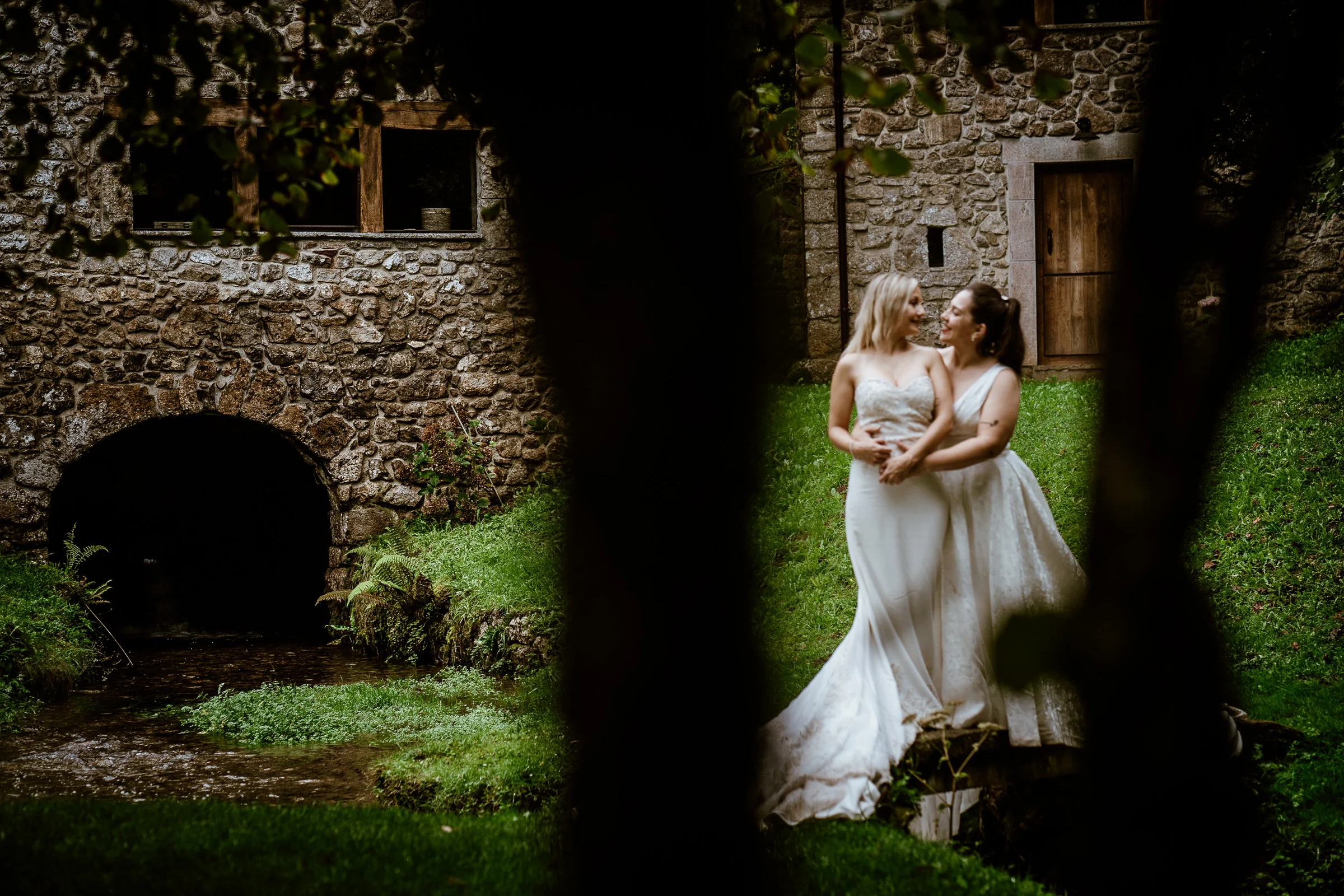 Retrato de Carmen y Vanesa entre ramas y piedra