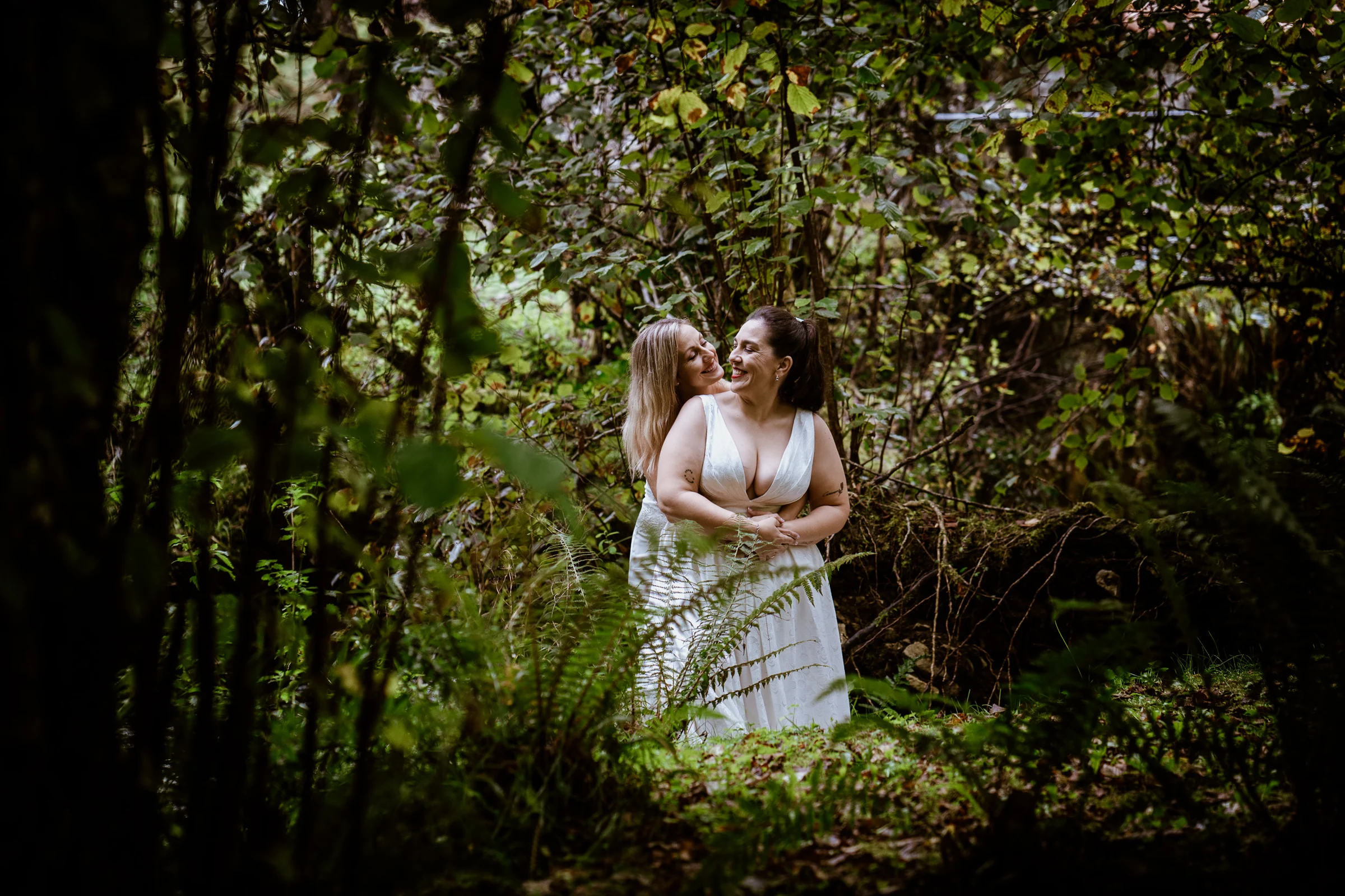 Carmen y Vanesa abrazadas en el bosque asturiano