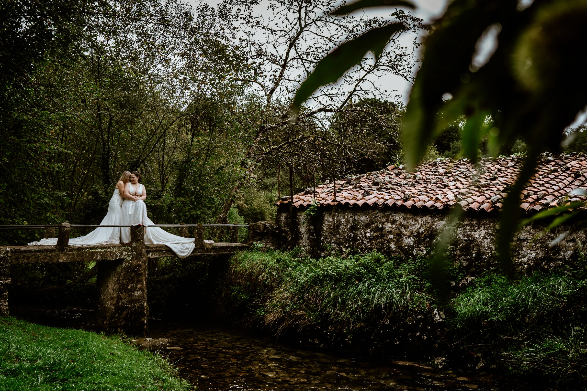 Postboda en un puente junto a un molino asturiano