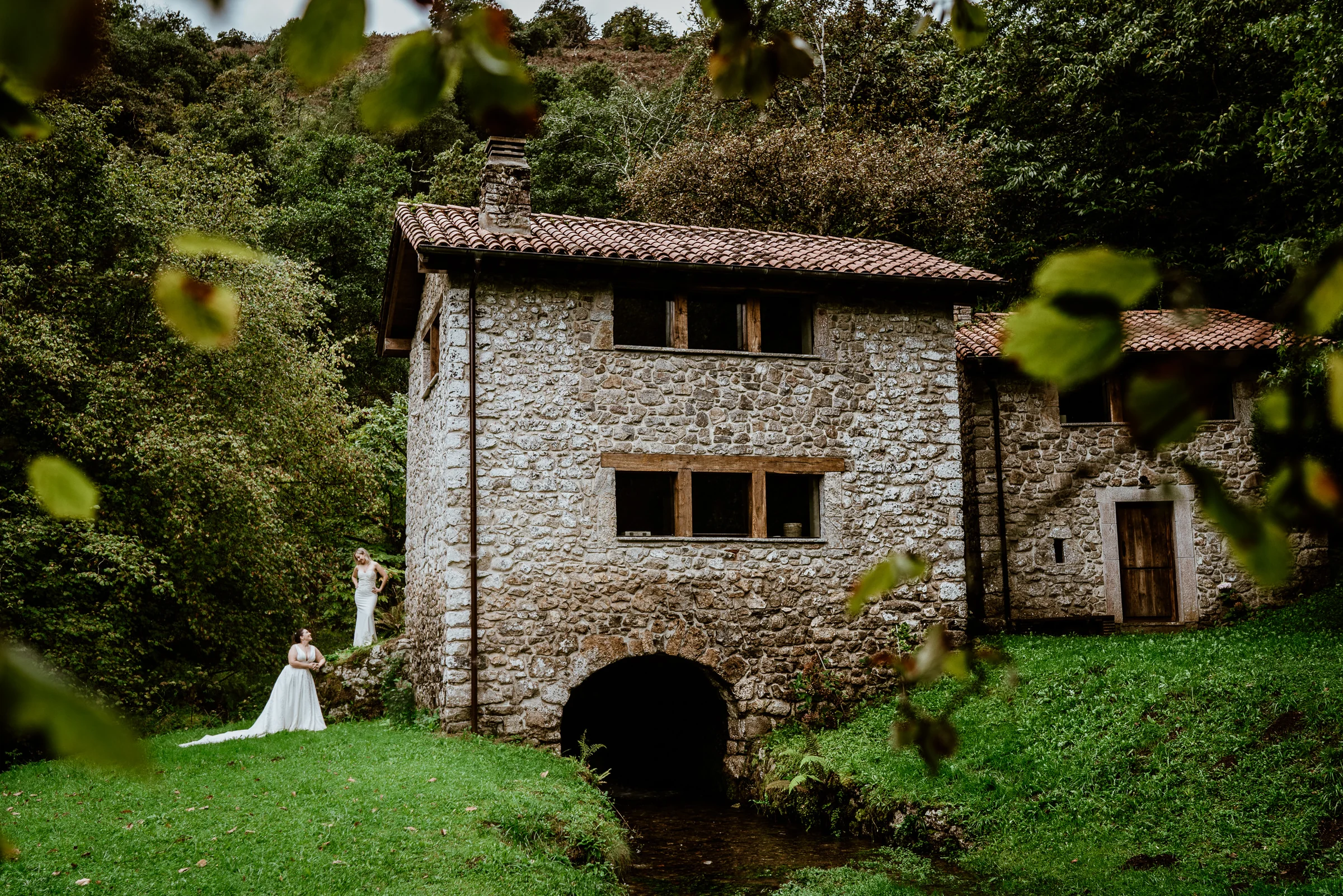 Molino de piedra y paisaje de la postboda