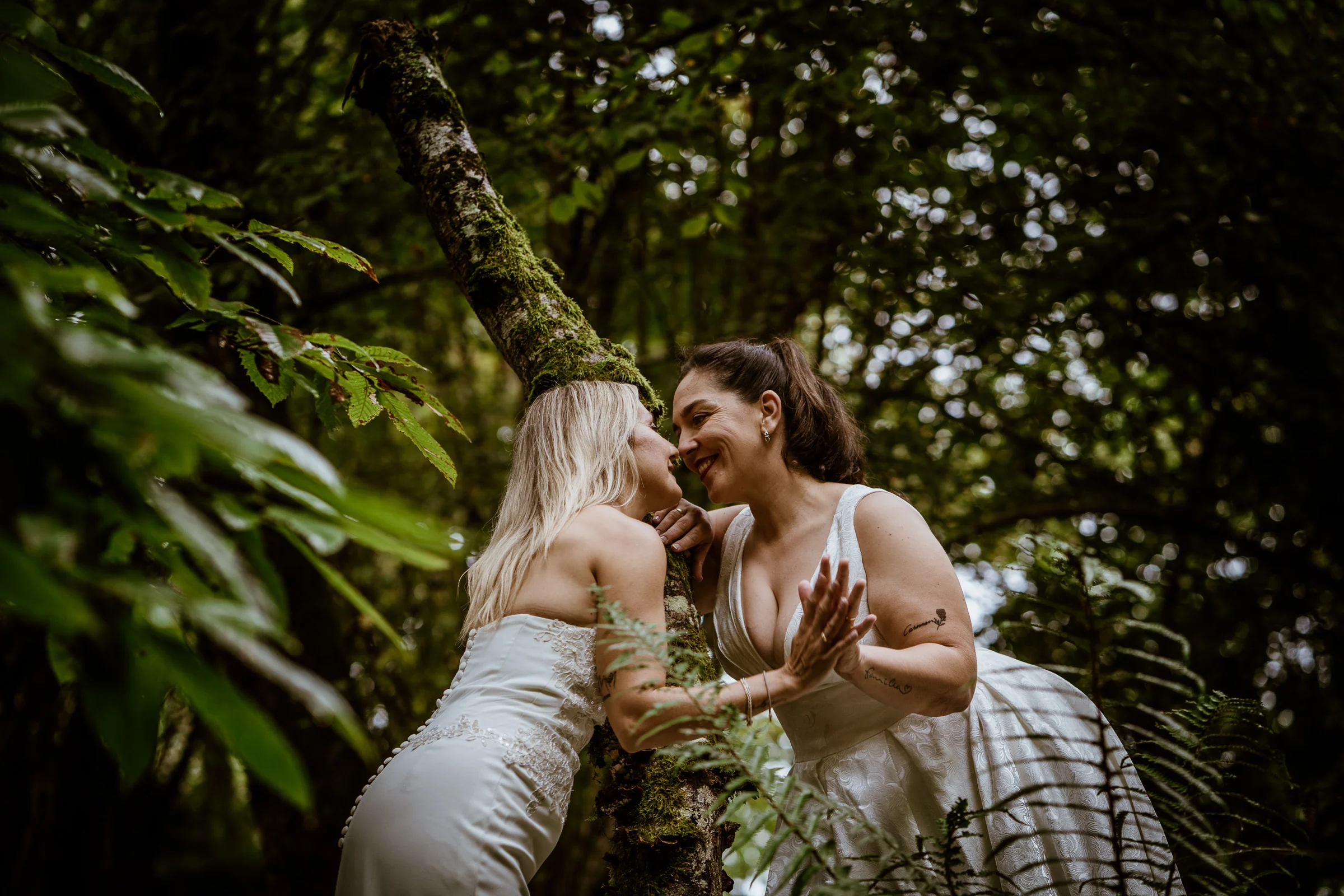 Carmen y Vanesa entre helechos y árboles