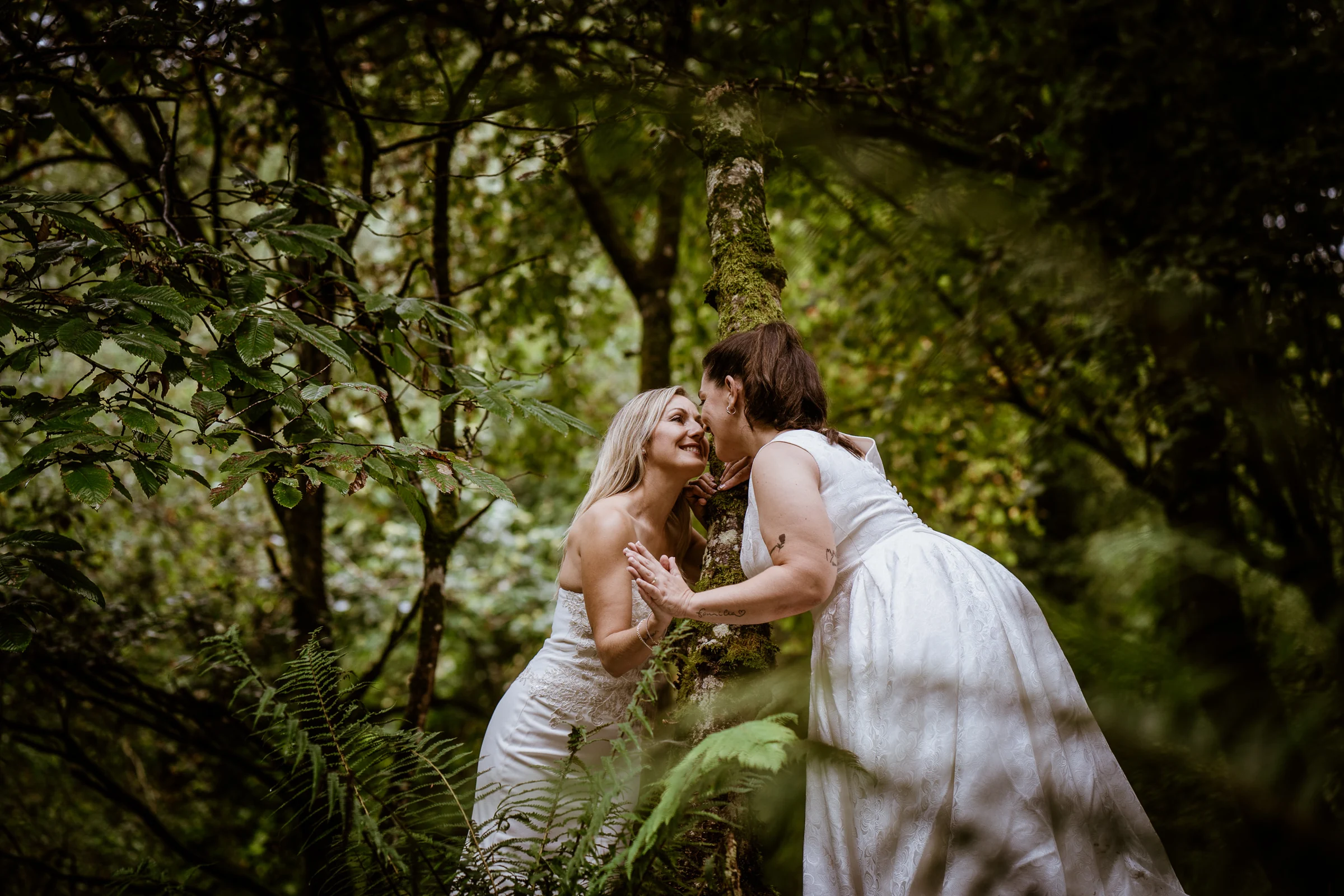 Momento divertido de Carmen y Vanesa en el bosque