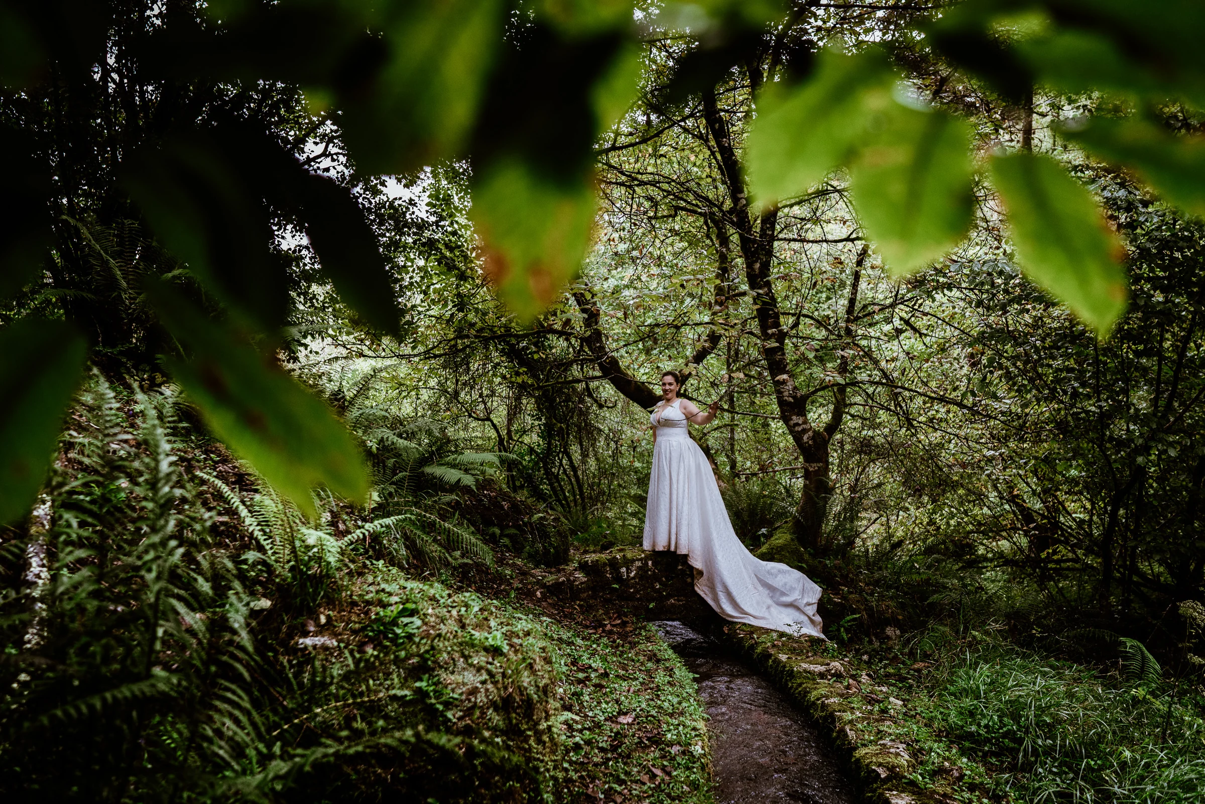 Novia con vestido largo en el bosque de Asturias