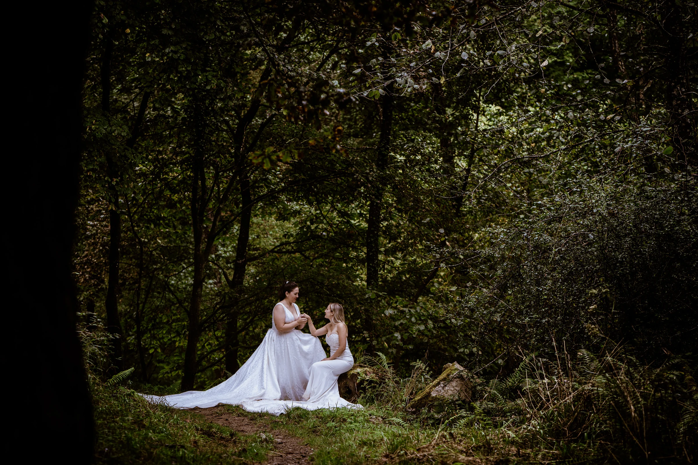 Carmen y Vanesa en un sendero entre árboles