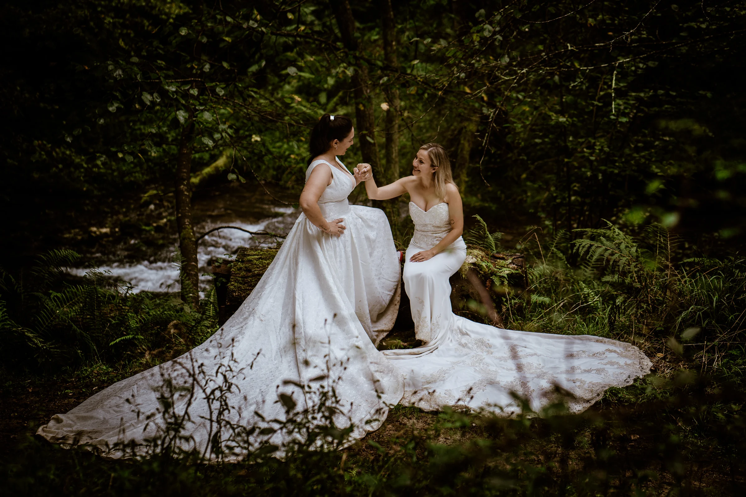 Carmen y Vanesa sentadas junto al río