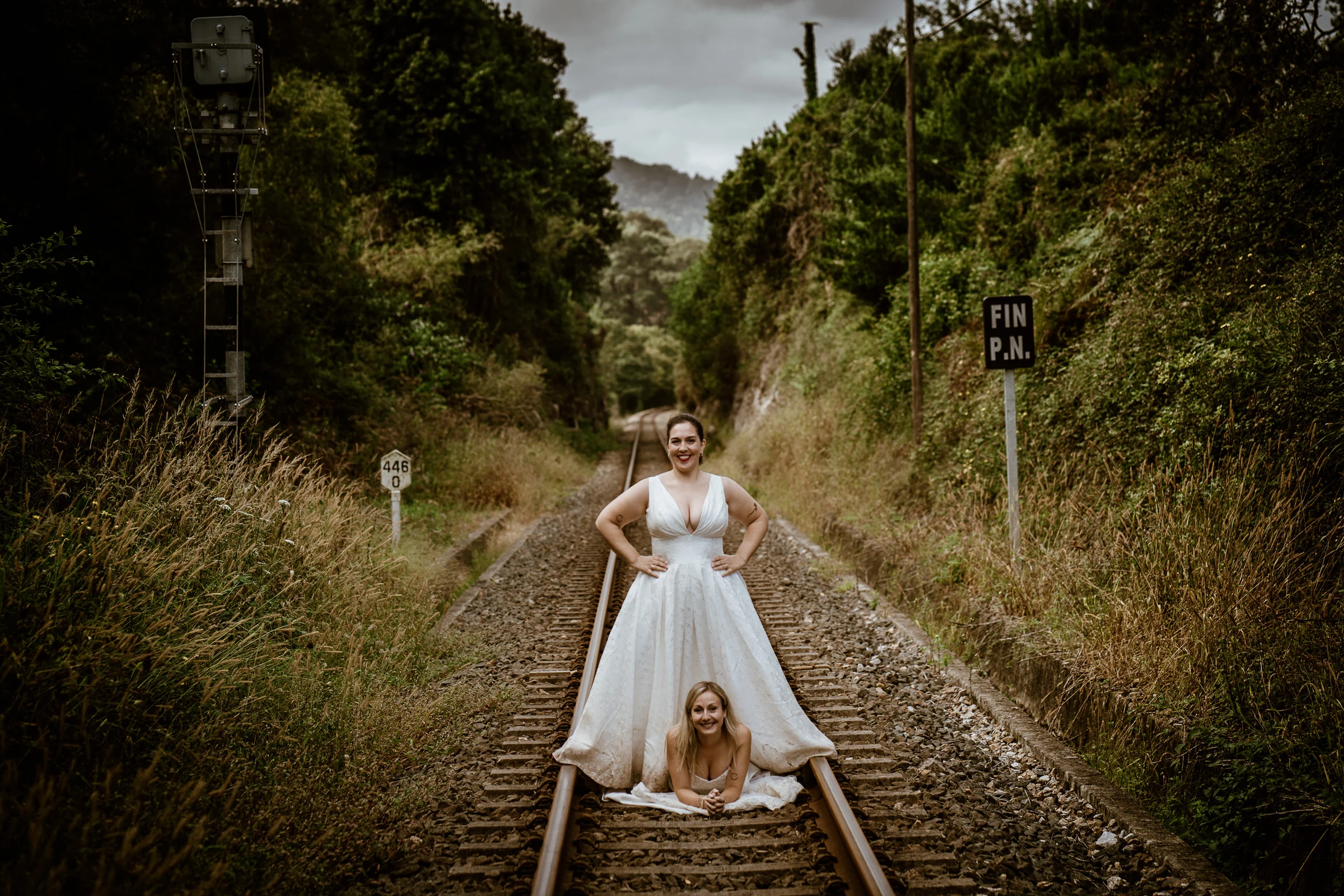 Carmen y Vanesa jugando sobre las vías del tren