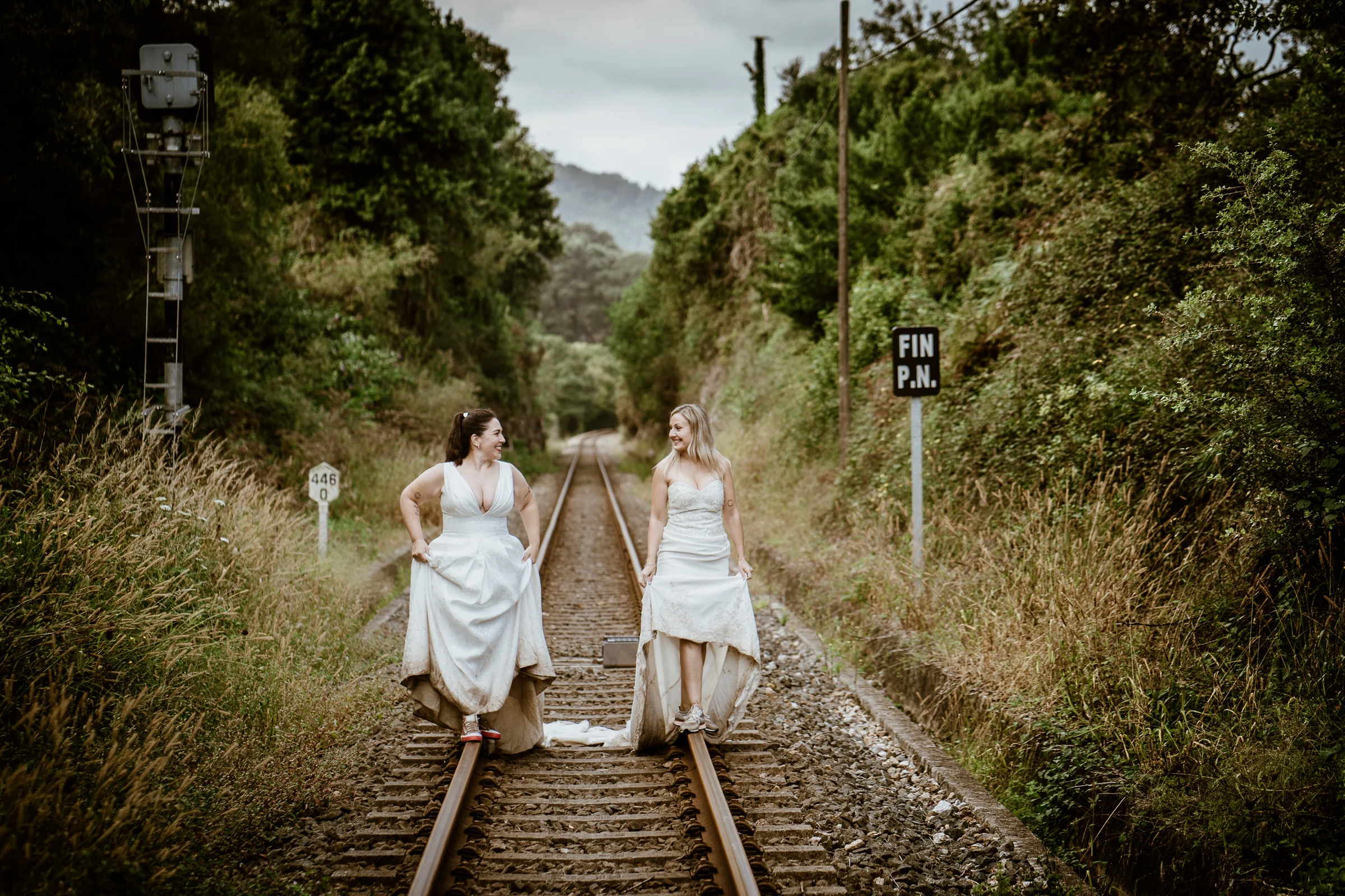 Carmen y Vanesa caminando por las vías