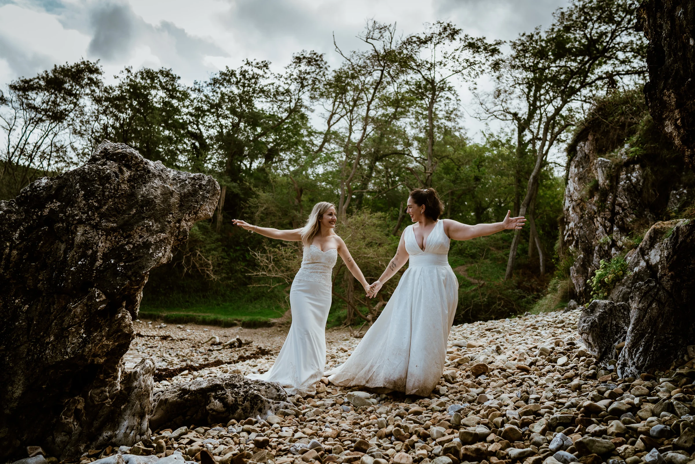 Carmen y Vanesa de la mano entre rocas
