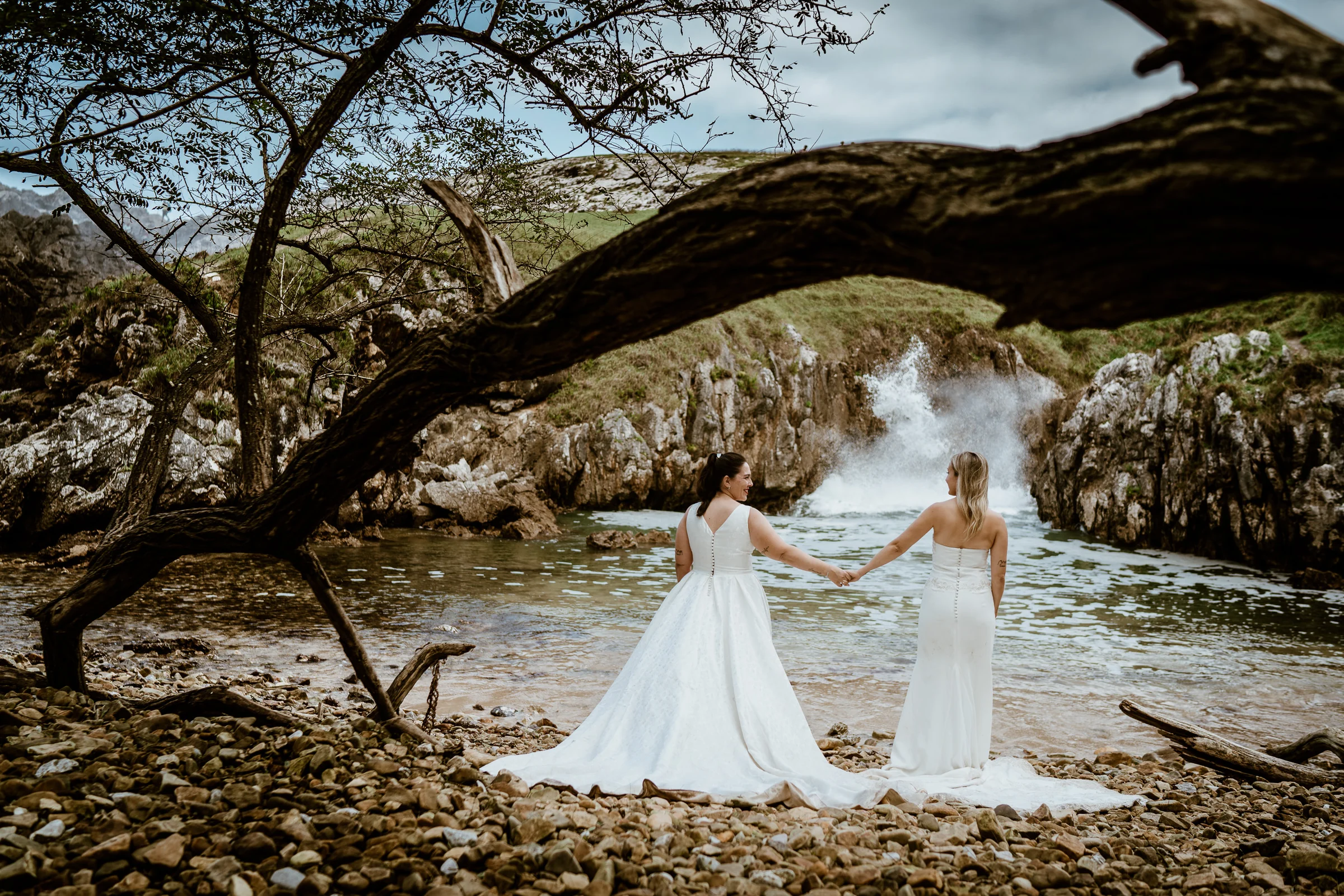 Carmen y Vanesa frente al mar bajo un árbol