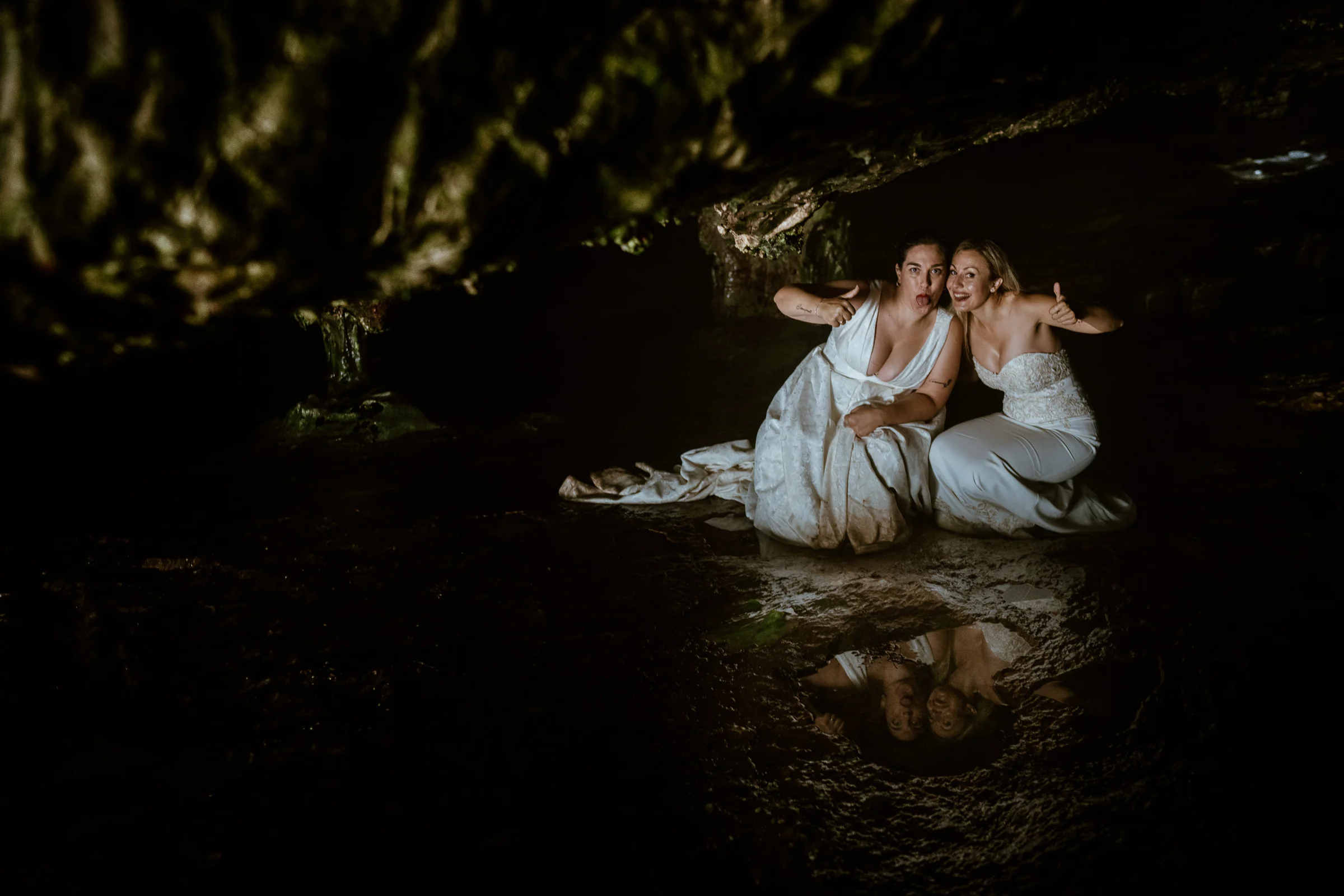 Carmen y Vanesa en una pequeña cueva junto al mar