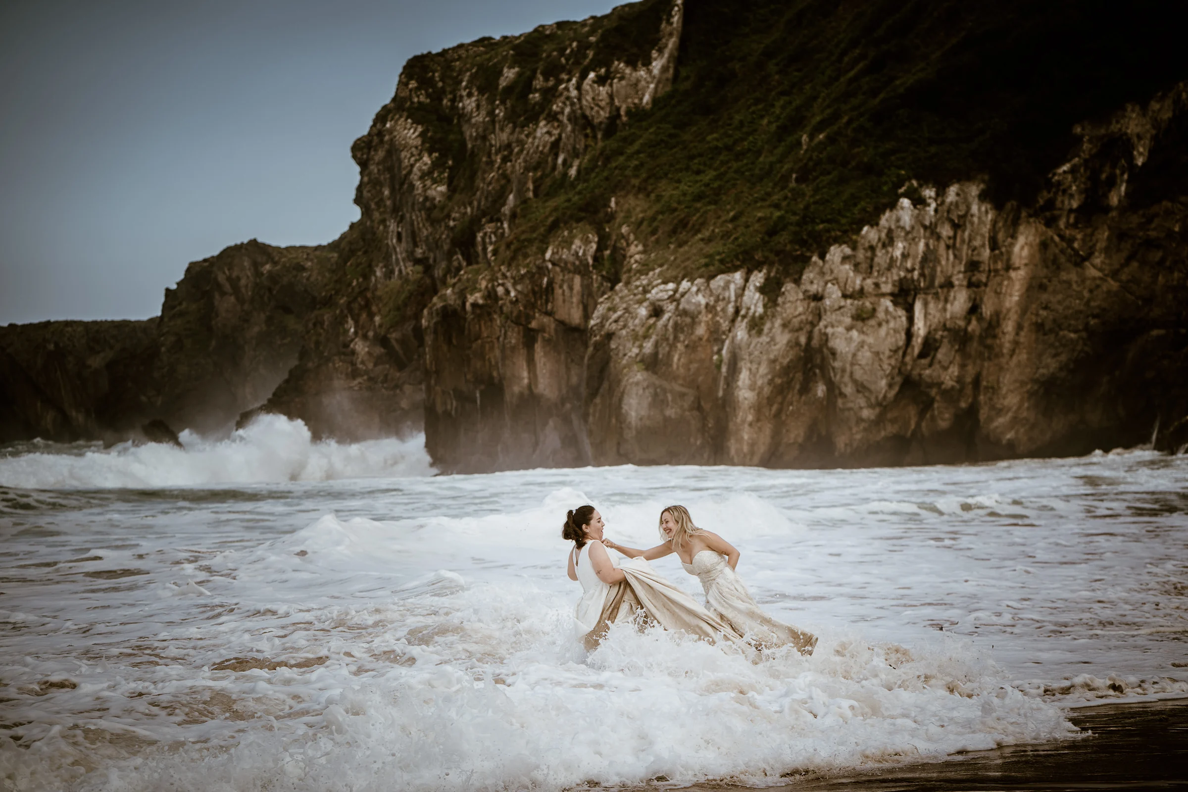 Carmen y Vanesa jugando con las olas