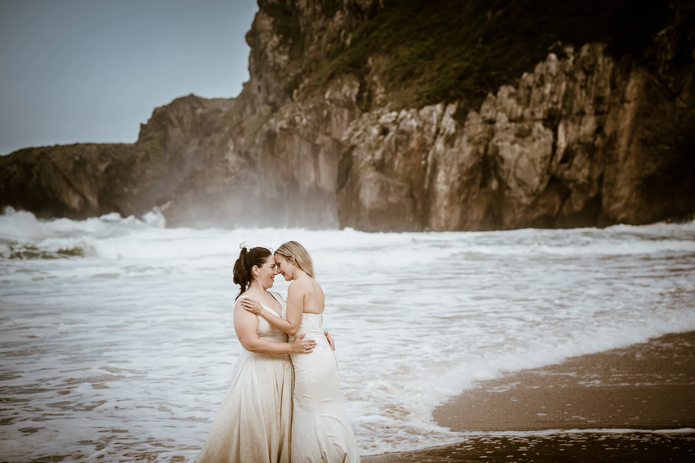 Carmen y Vanesa en un abrazo junto al mar