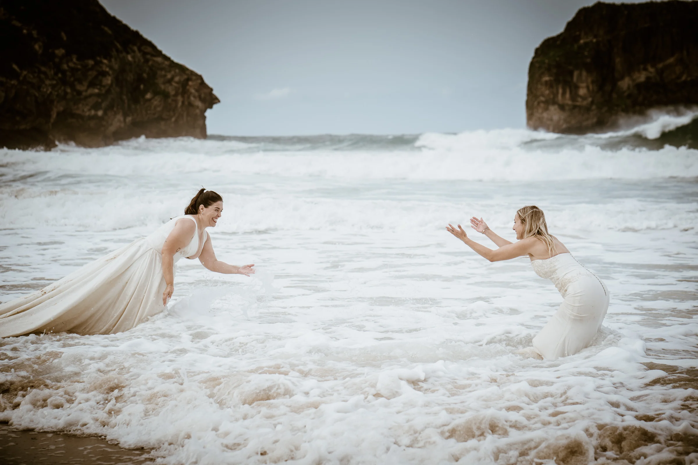 Carmen y Vanesa jugando dentro del agua