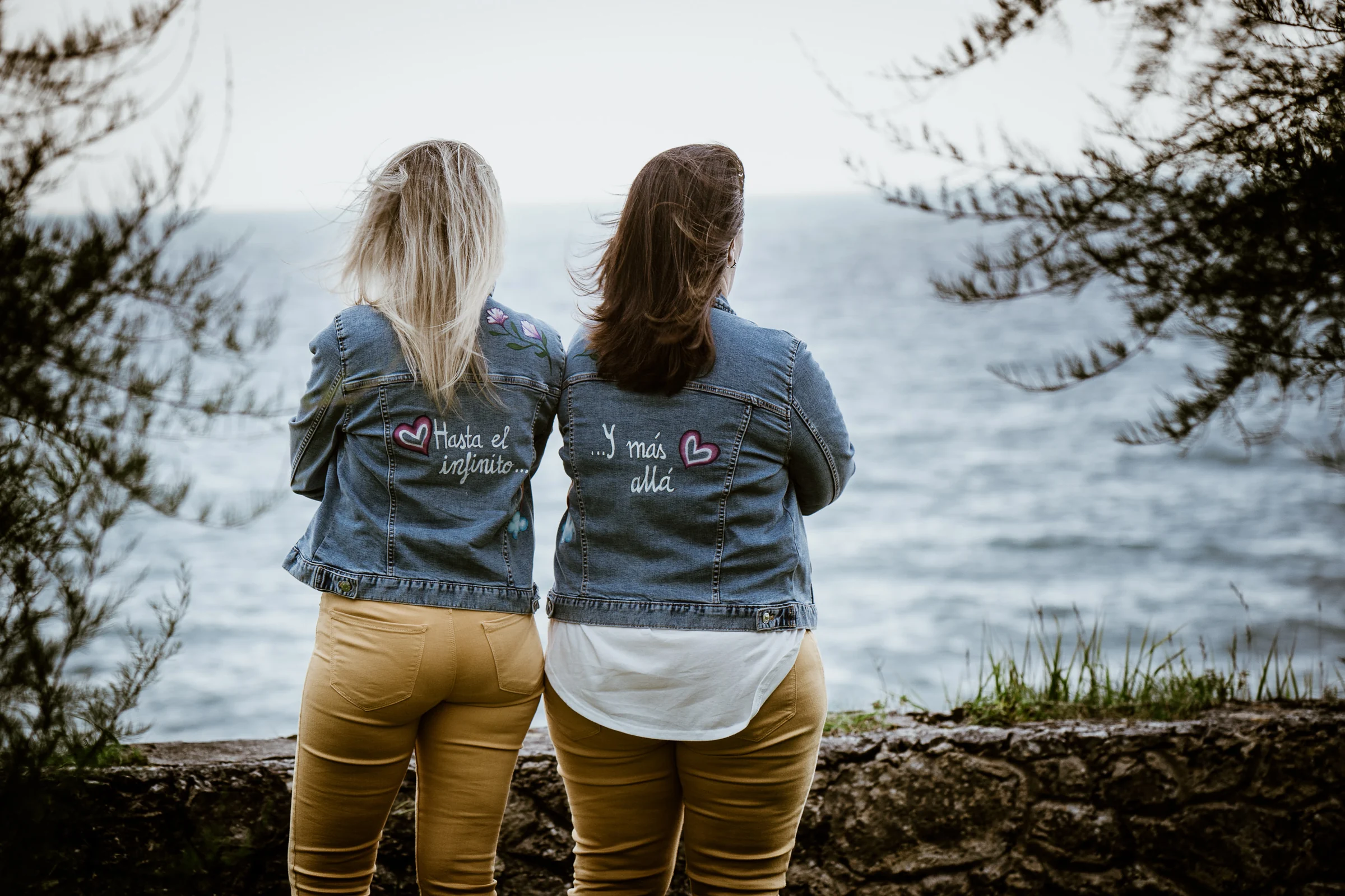 Carmen y Vanesa con chaquetas vaqueras frente al mar