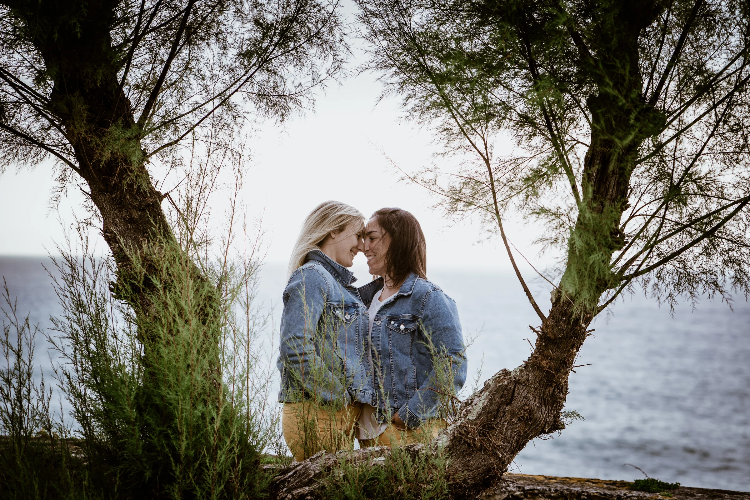 Carmen y Vanesa abrazadas con ropa informal