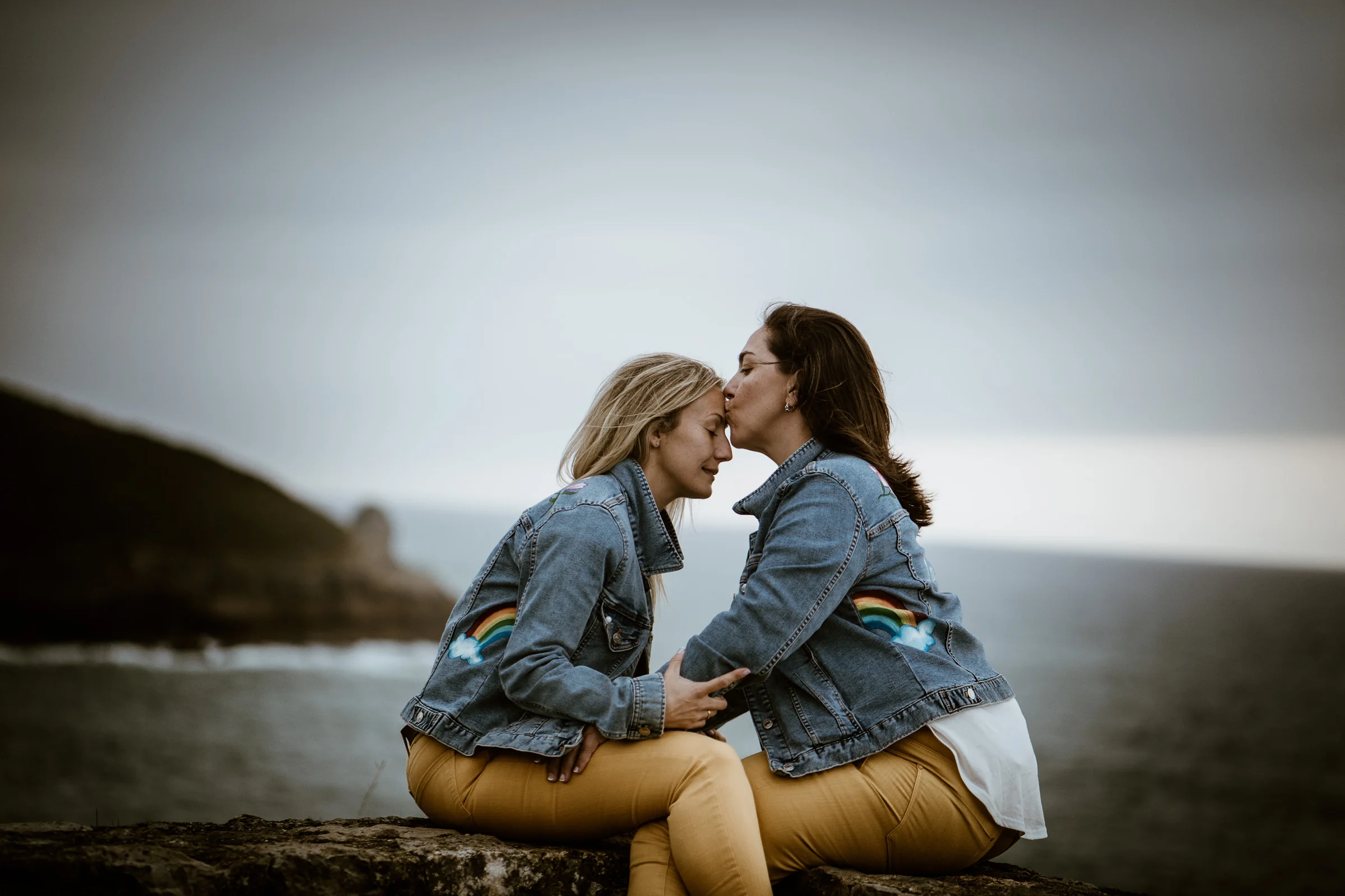 Carmen y Vanesa en un retrato íntimo junto al mar