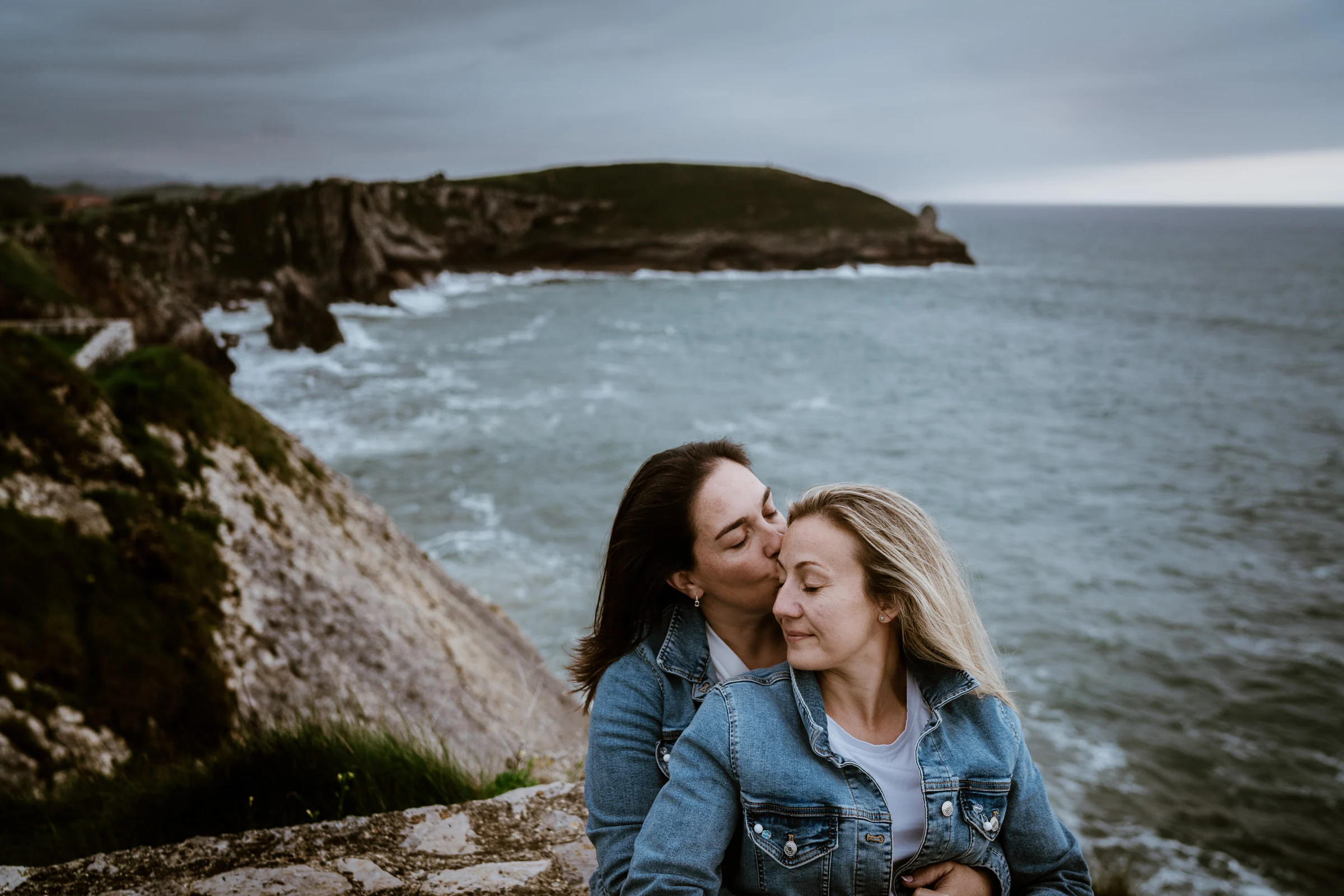 Abrazo de Carmen y Vanesa en la costa de Llanes