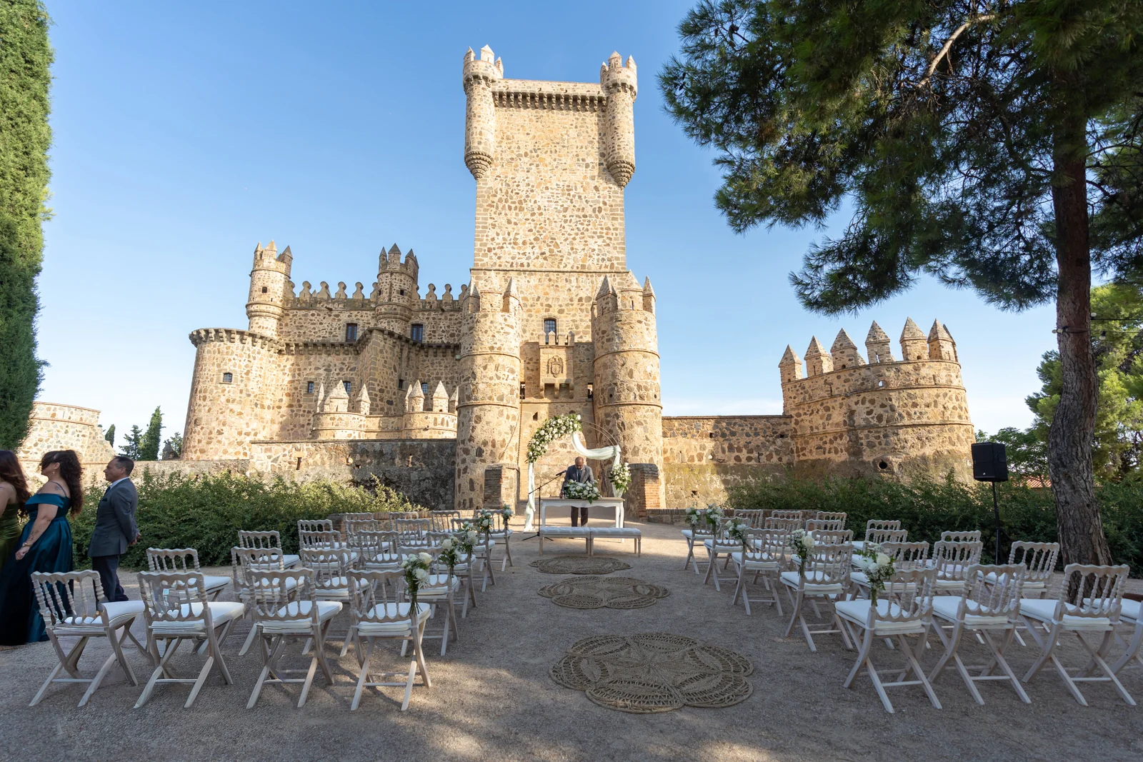Ceremonia exterior frente al Castillo de Guadamur: la piedra marca dónde cae la sombra