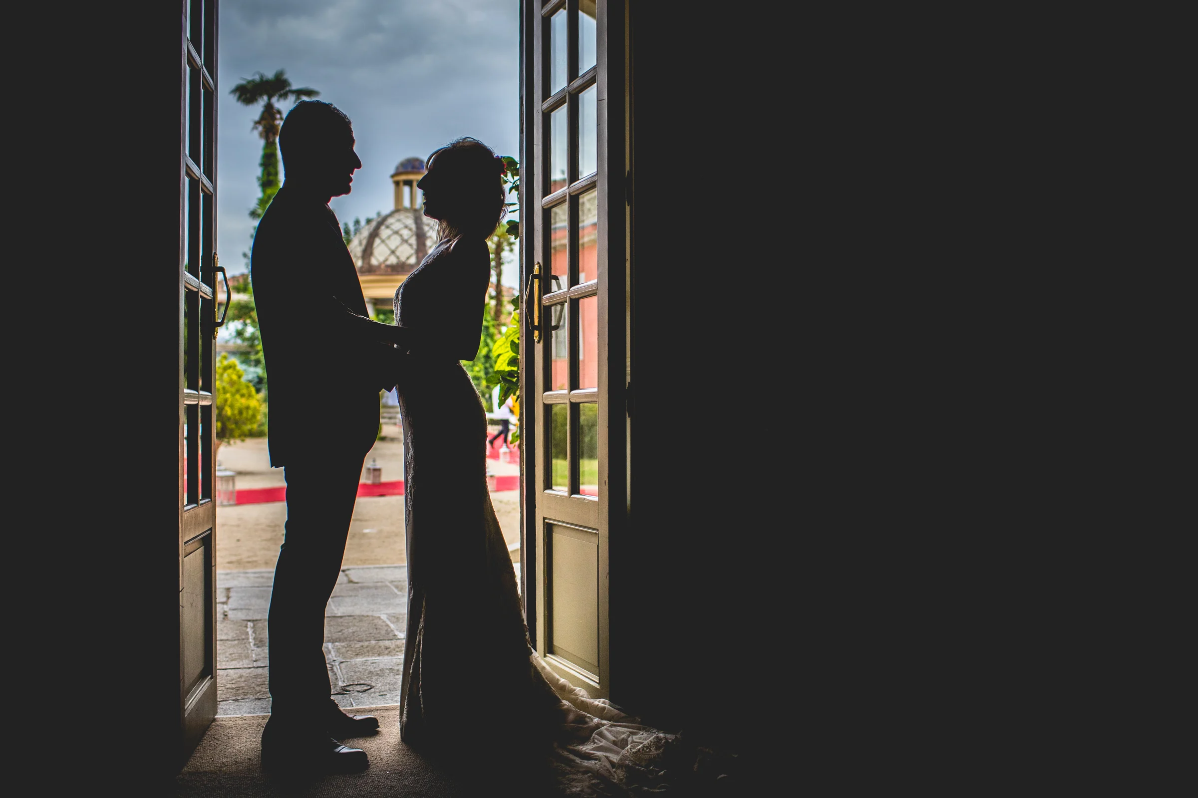 Silueta de los novios a contraluz en una puerta del Castillo de Viñuelas