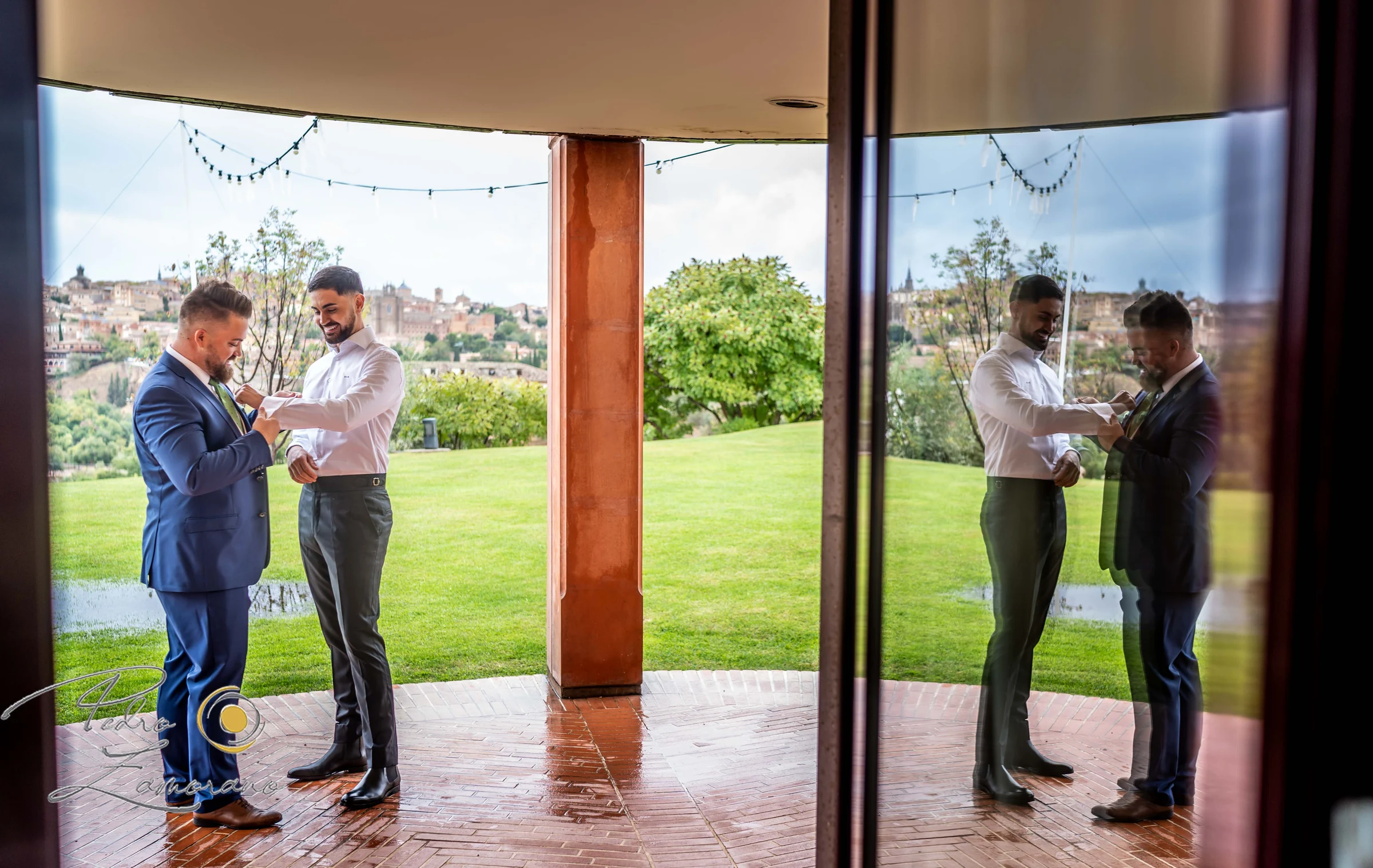 Preparativos del novio en el Cigarral del Ángel Custodio Novio durante los preparativos en una habitación del Cigarral del Ángel Custodio con vistas al jardín.