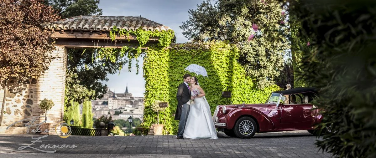 Novios junto a un coche clásico en los jardines del Cigarral del Ángel Custodio.