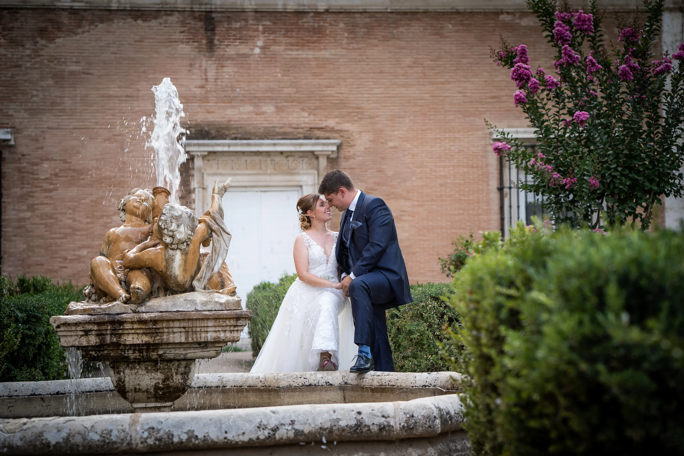 Dani y Nerea junto a una fuente en los jardines de Aranjuez
