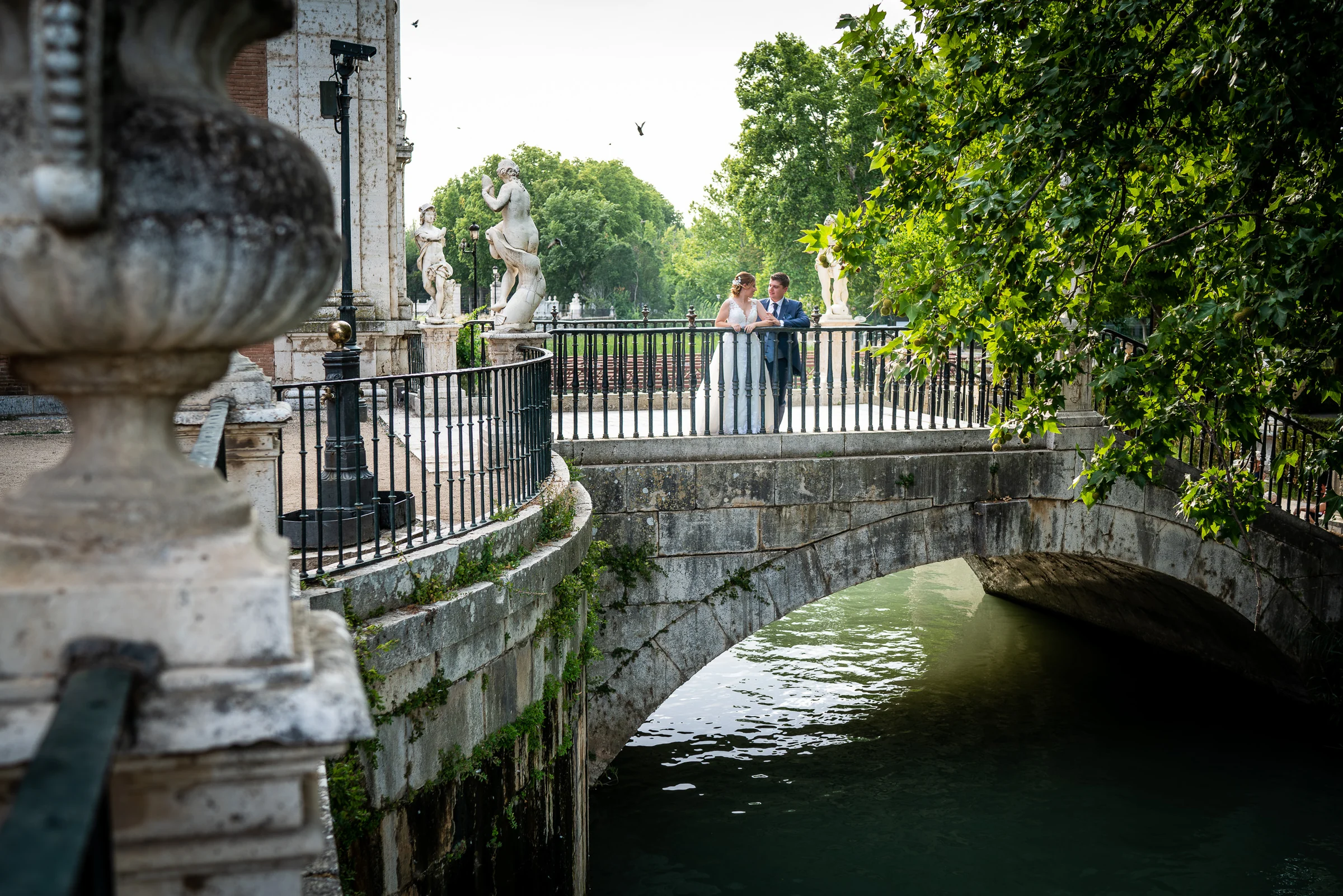 Dani y Nerea sobre un puente de los jardines de Aranjuez