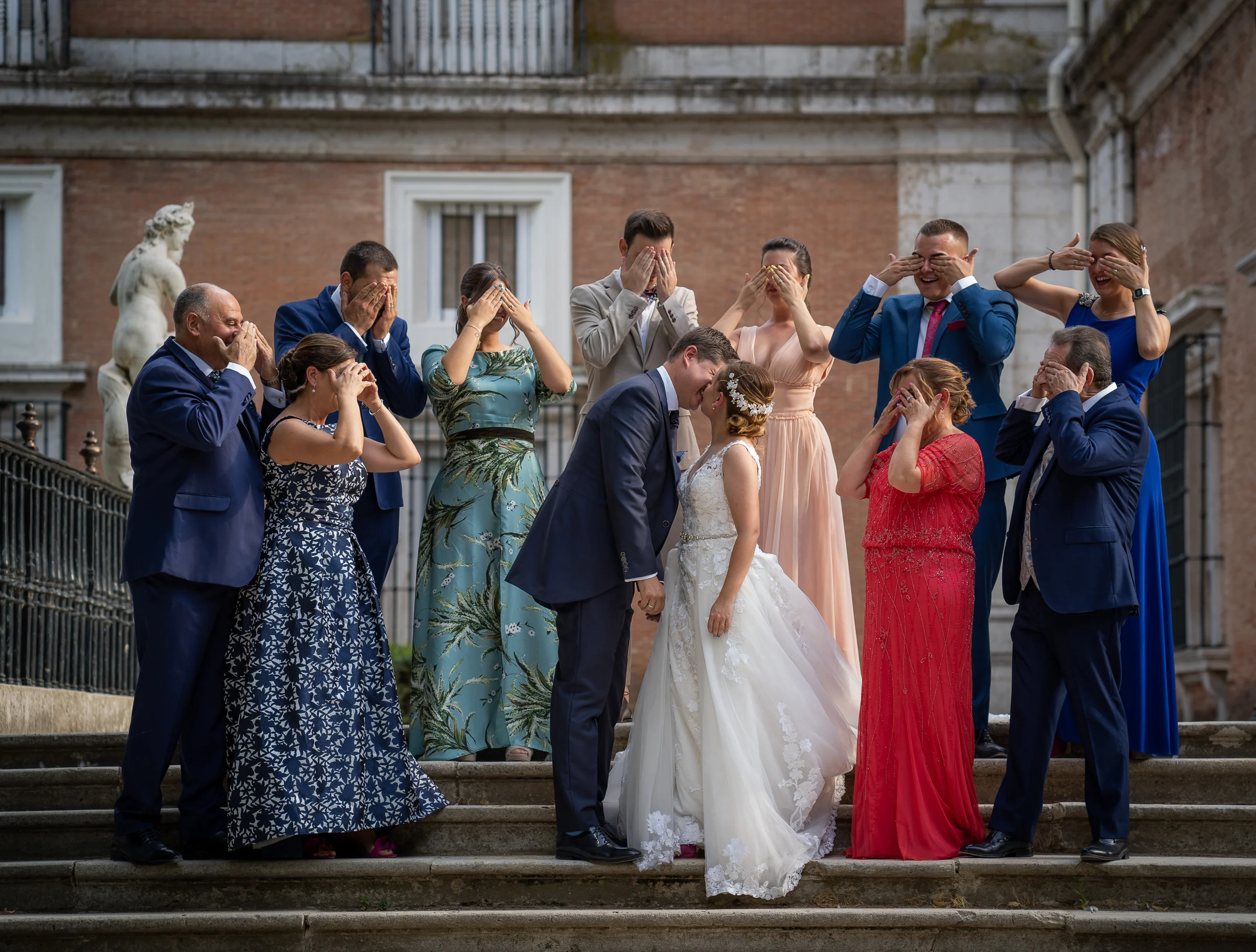 Dani y Nerea con familiares y amigos en una fotografía divertida en Aranjuez