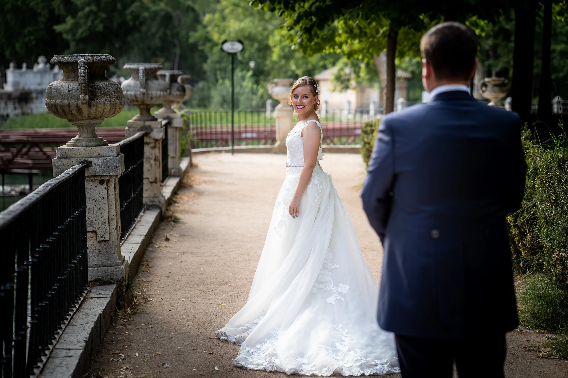 Nerea mirando a Dani durante la postboda en los jardines de Aranjuez