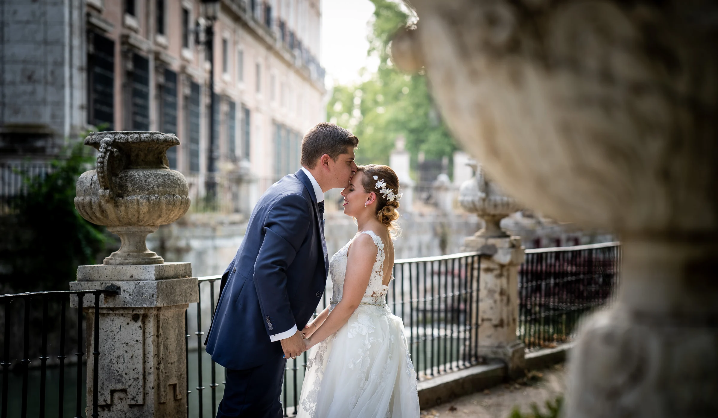 Dani besando a Nerea junto a una balaustrada en los jardines de Aranjuez
