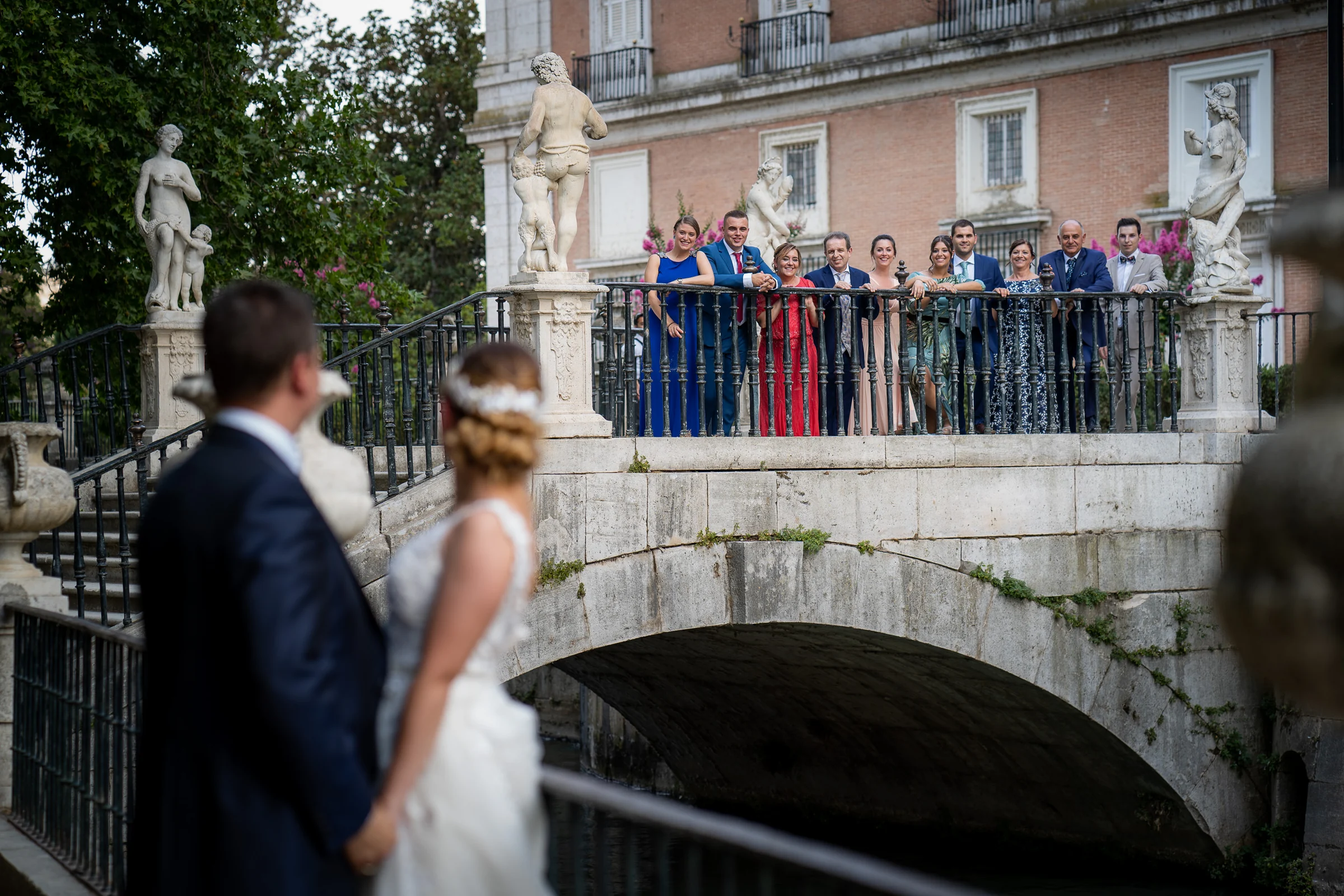 Dani y Nerea observando a sus acompañantes desde un puente en Aranjuez