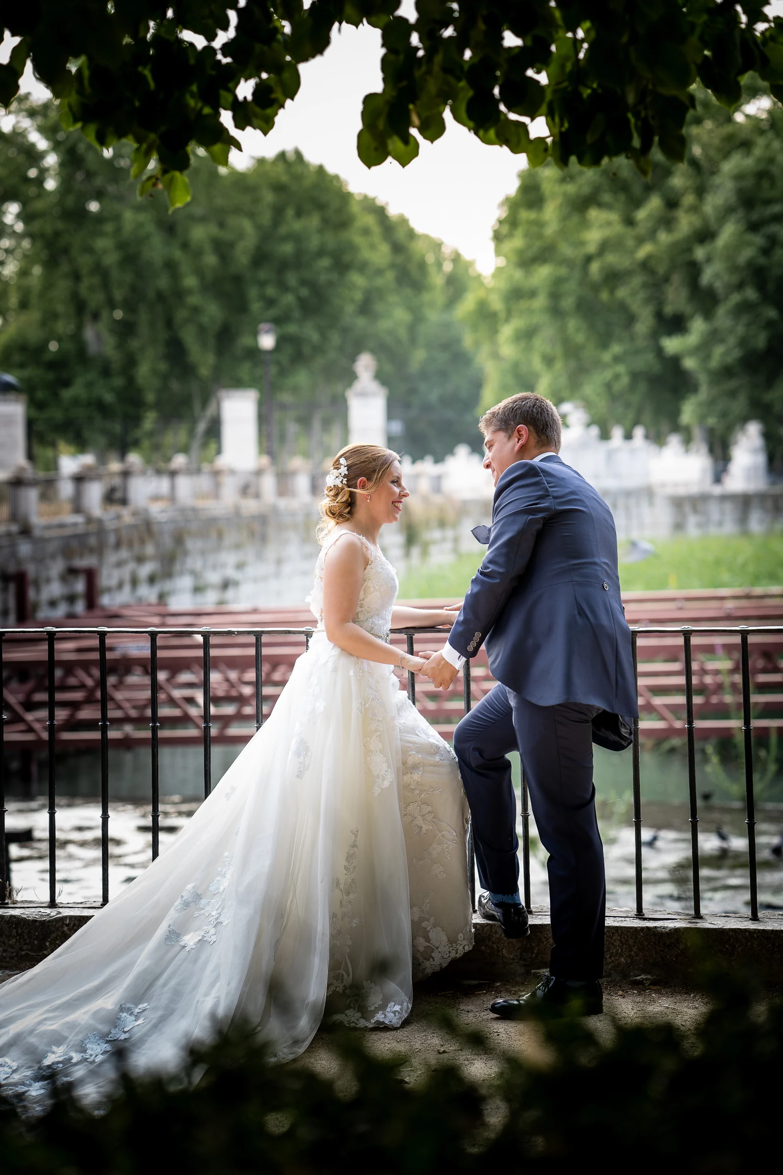 Dani y Nerea junto al agua en los jardines de Aranjuez