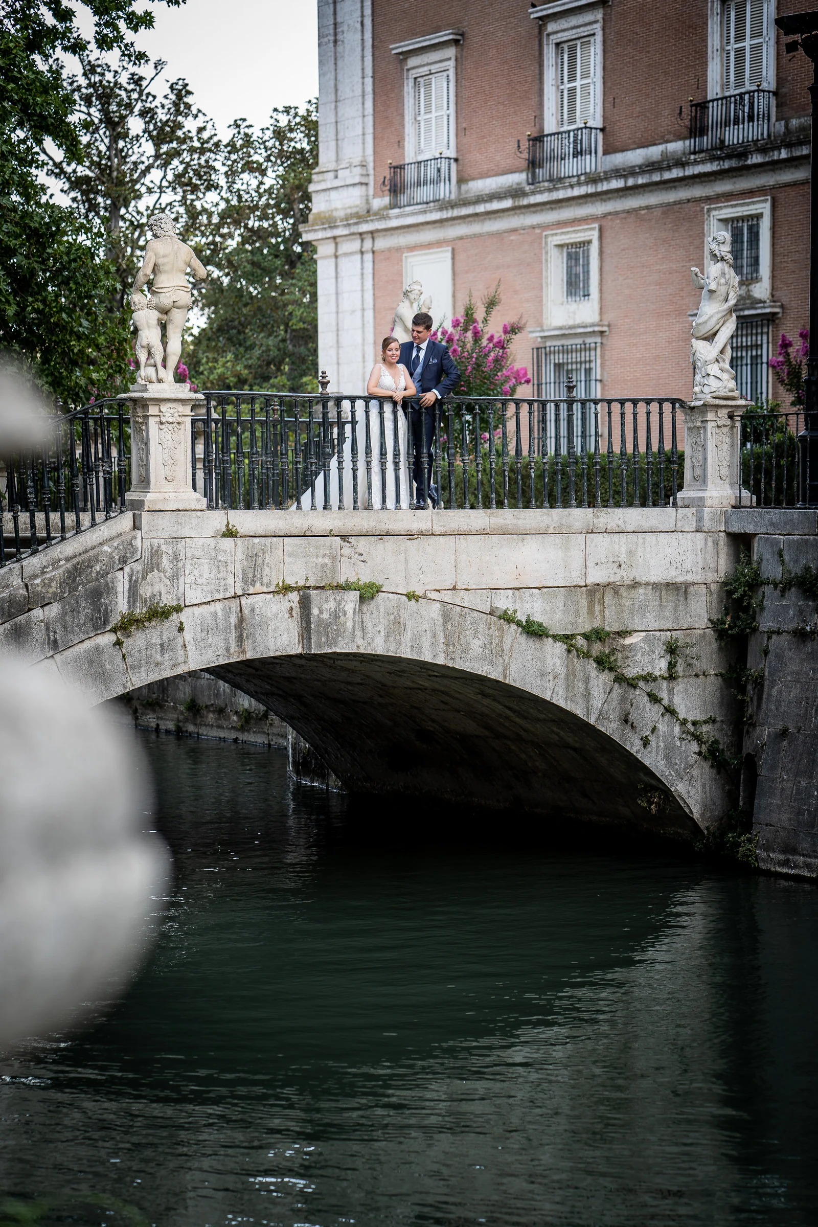 Dani y Nerea sobre un puente de piedra en los jardines de Aranjuez