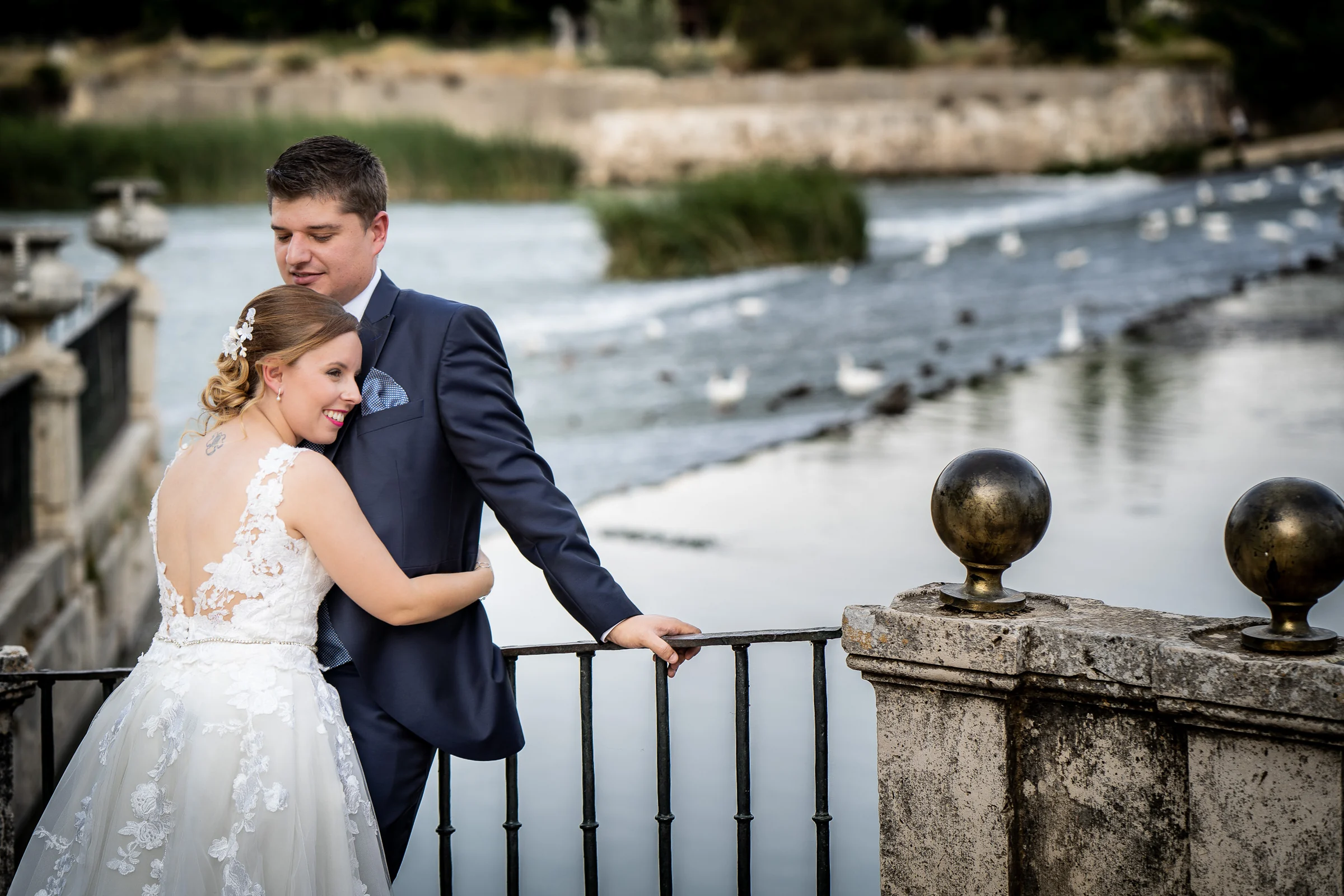 Dani y Nerea abrazados junto al agua en Aranjuez