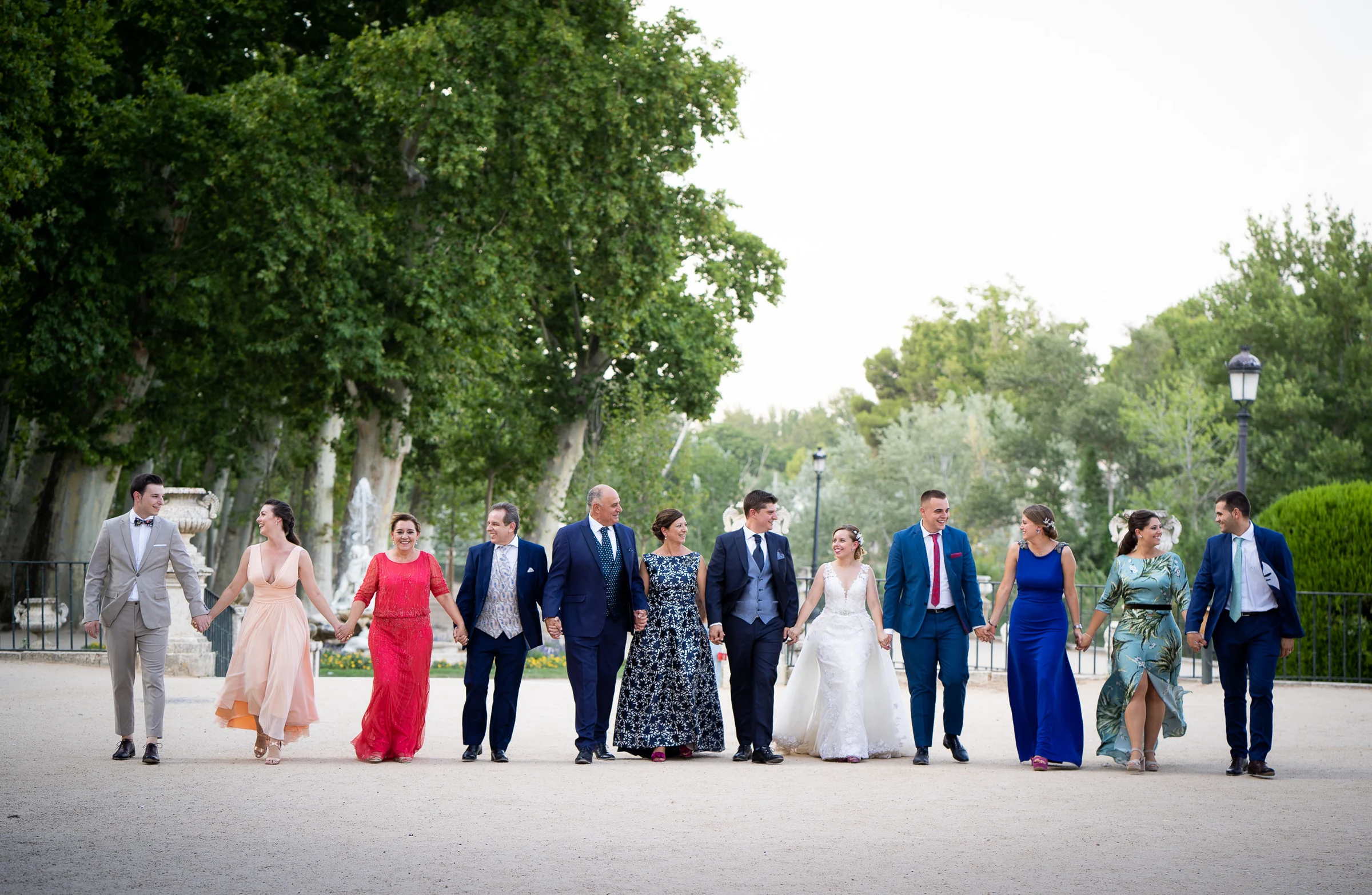 Dani y Nerea caminando con familiares y amigos por los jardines de Aranjuez