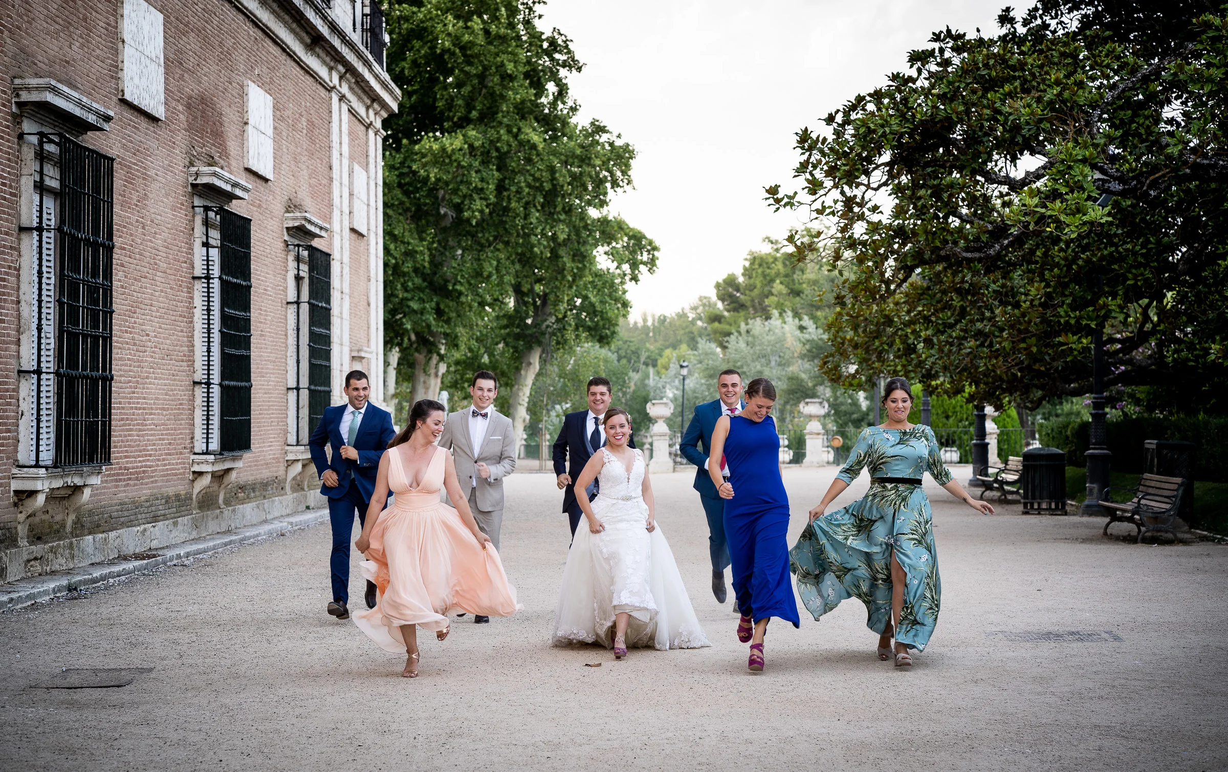 Dani y Nerea corriendo con amigos por los jardines de Aranjuez