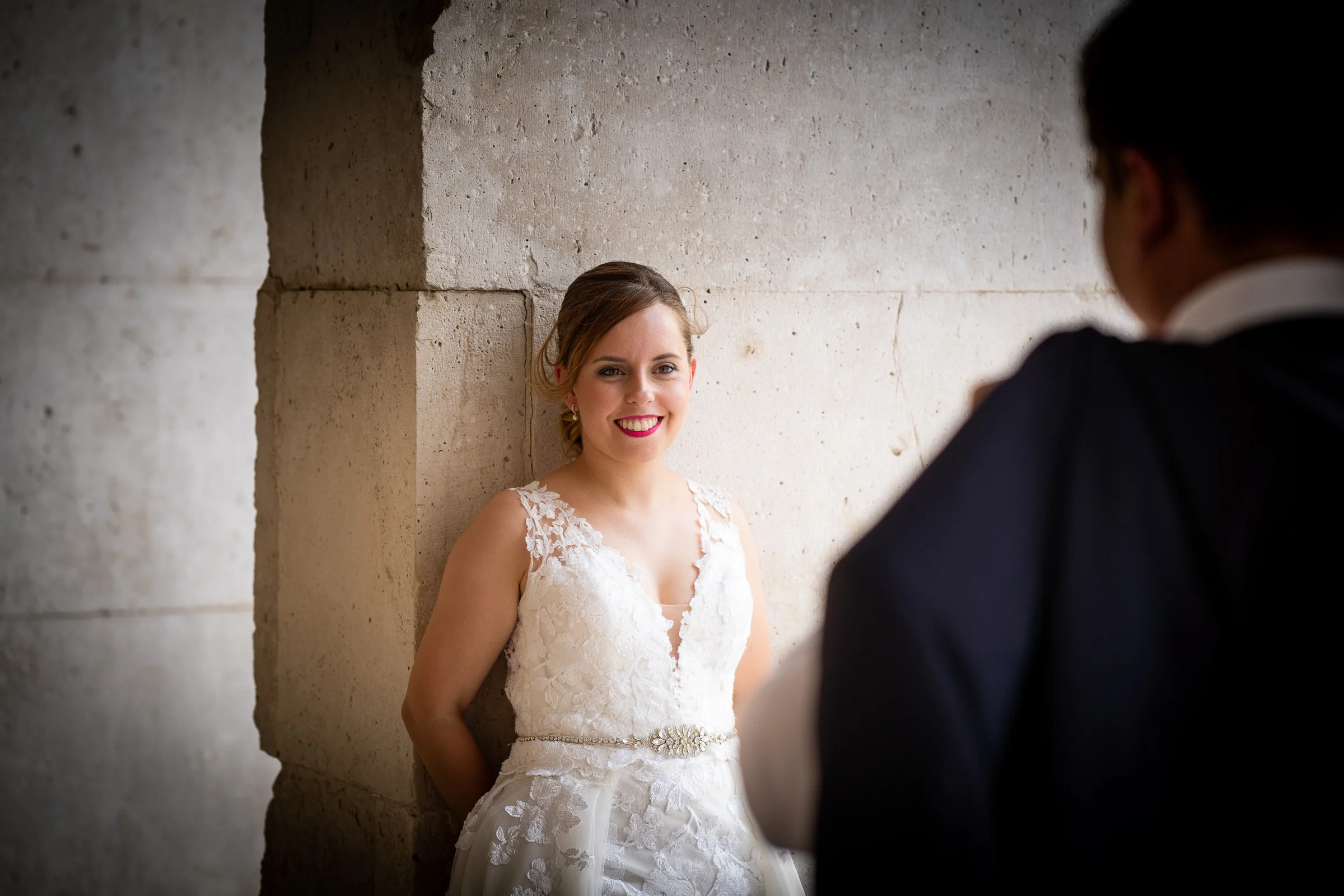 Retrato de Nerea entre columnas durante la postboda en Aranjuez
