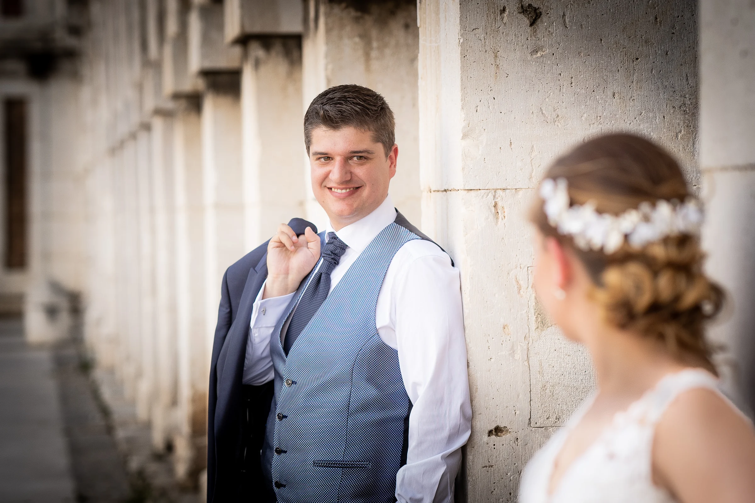 Retrato de Dani entre columnas durante la postboda en Aranjuez