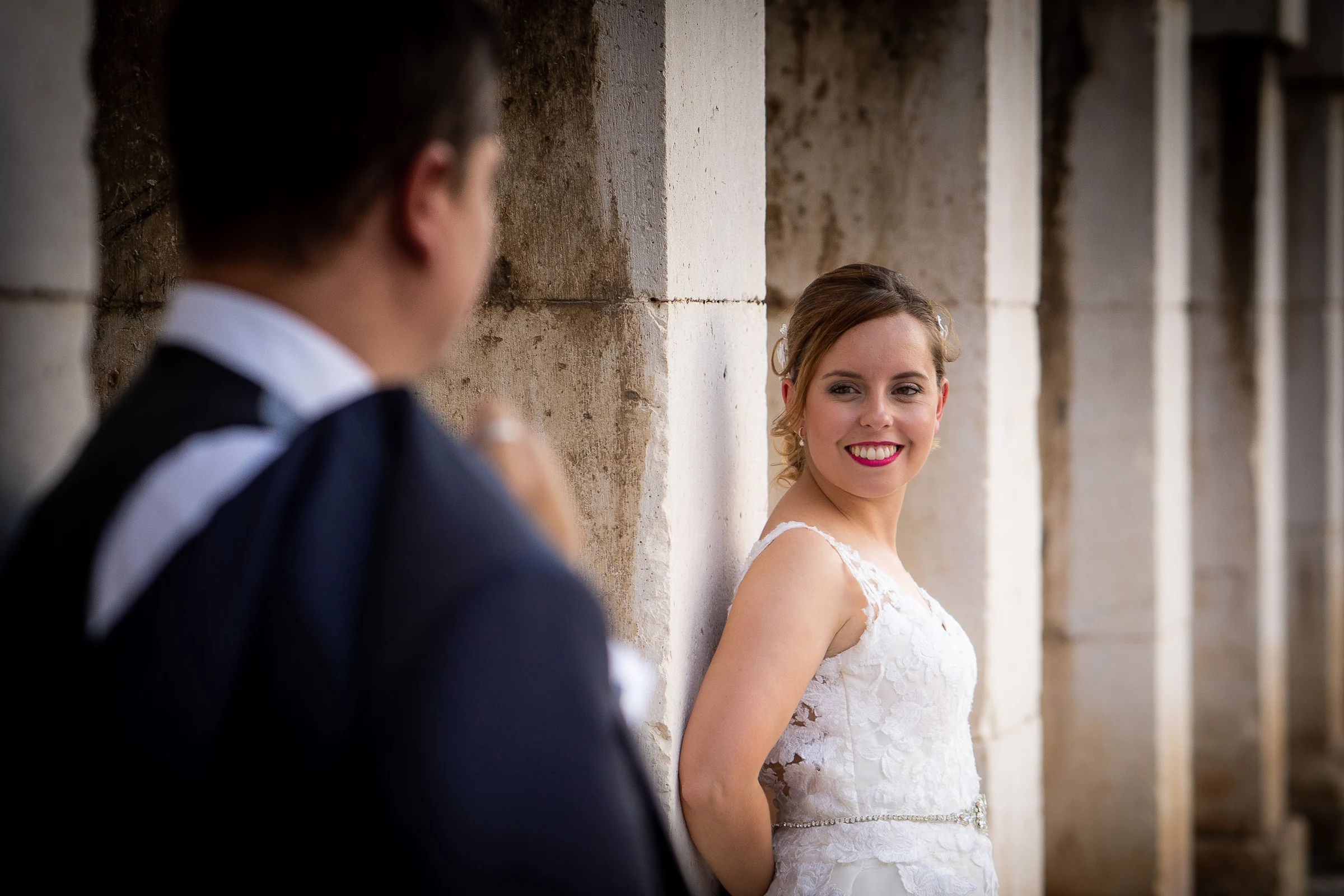 Retrato de Nerea entre columnas durante la postboda en Aranjuez