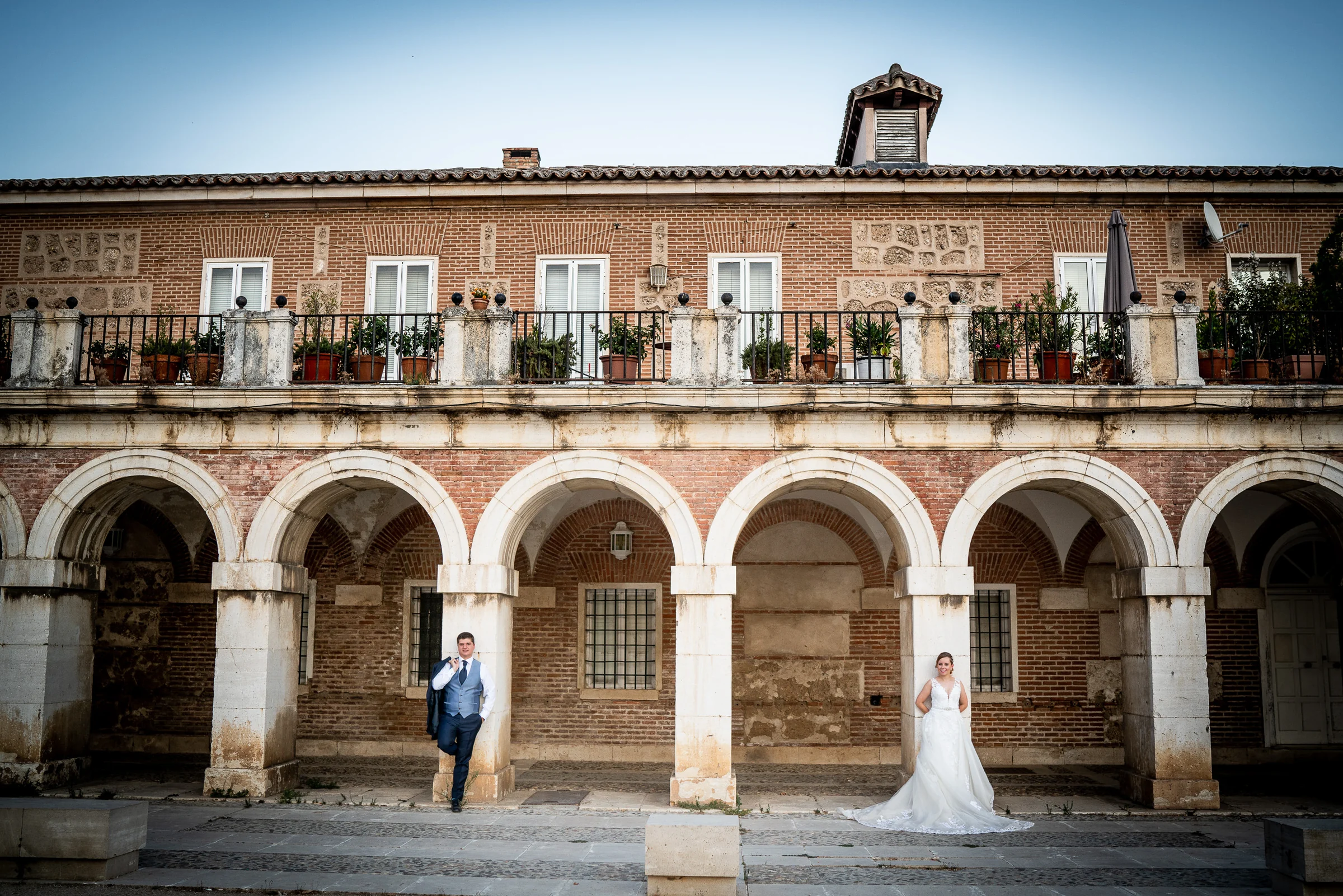 Dani y Nerea separados bajo una arquería histórica de Aranjuez