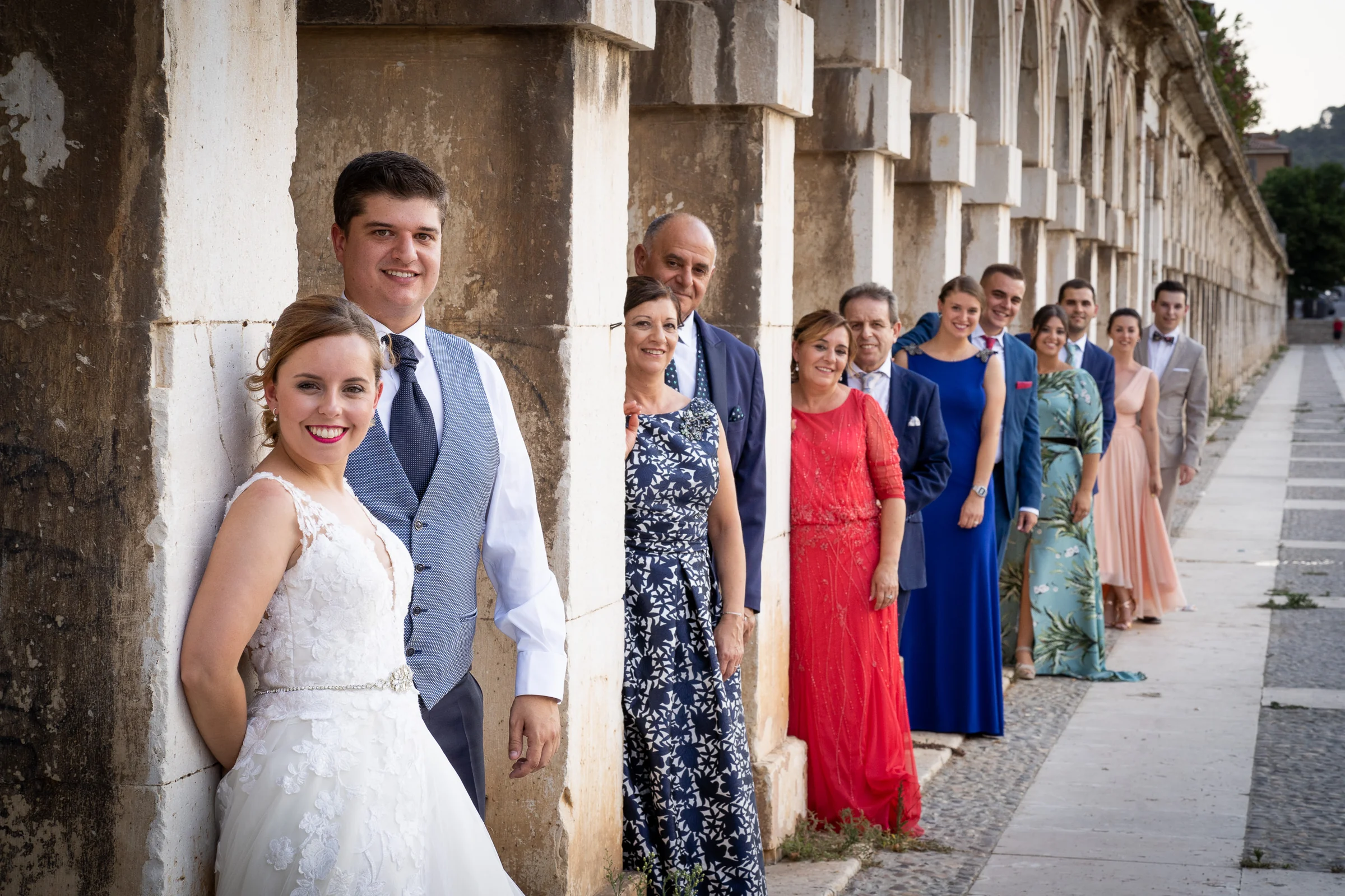 Dani y Nerea con familiares y amigos alineados entre columnas en Aranjuez