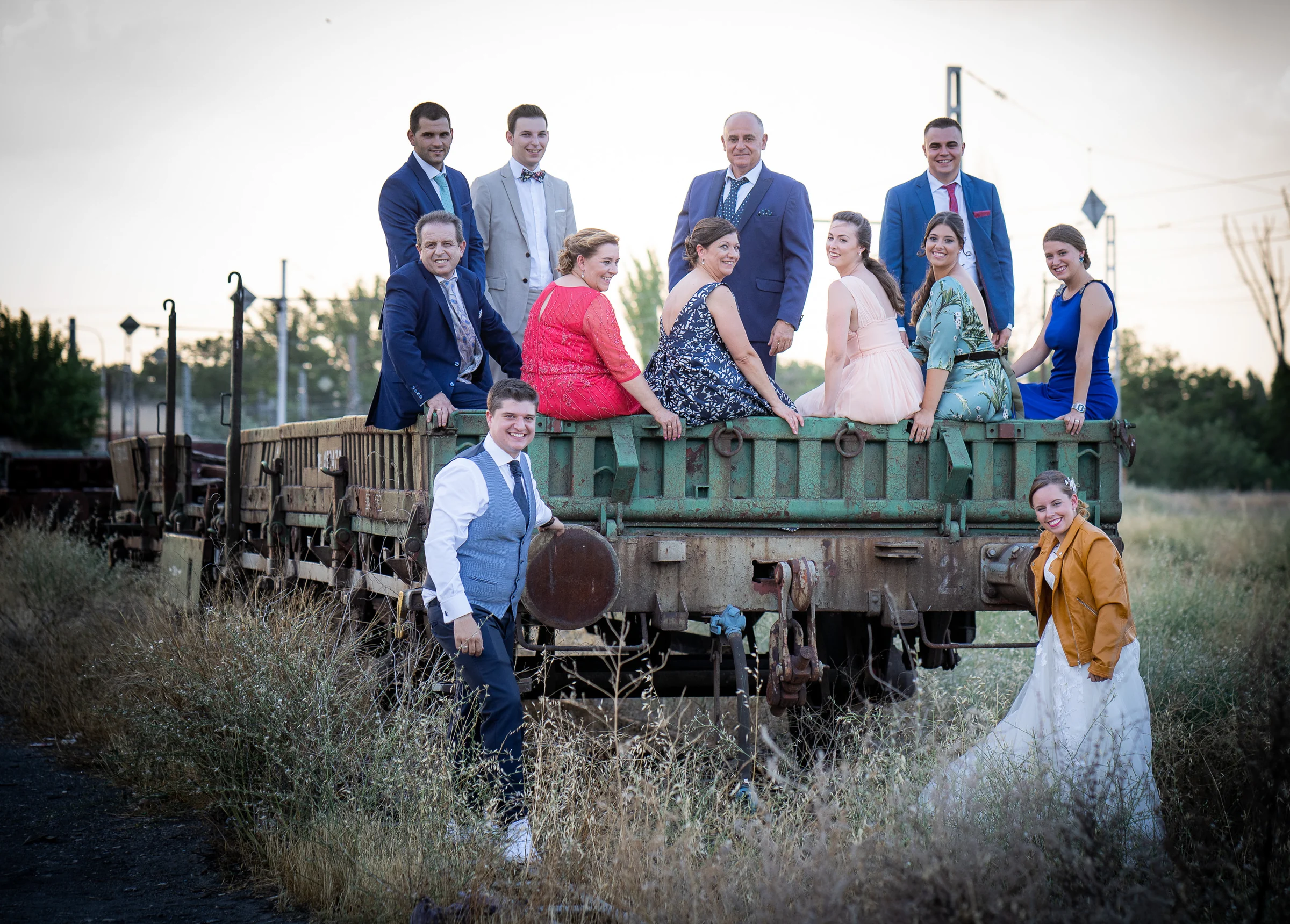 Dani y Nerea con familiares y amigos junto a un vagón ferroviario en Aranjuez