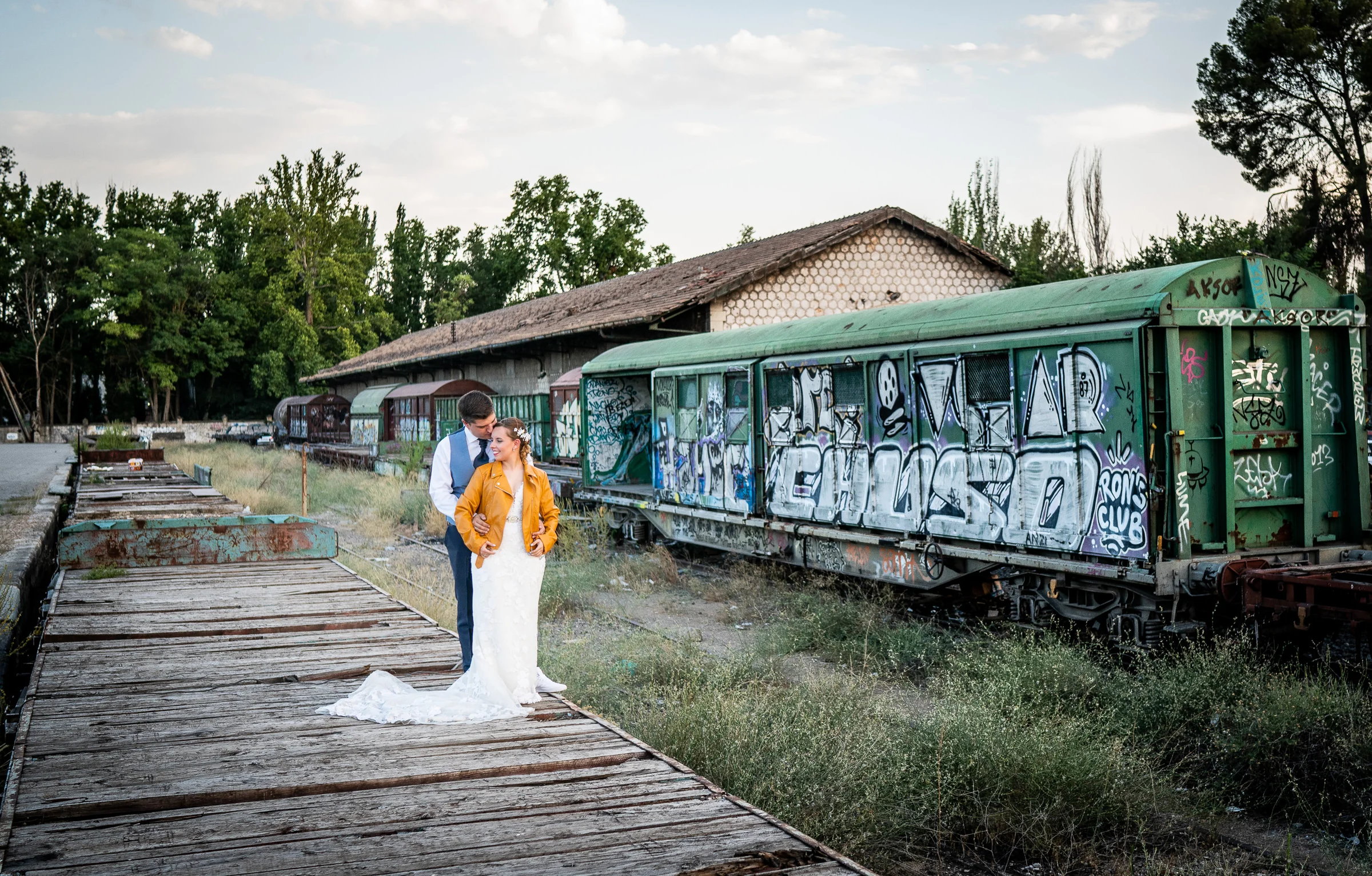 Dani y Nerea en una plataforma ferroviaria junto a vagones en Aranjuez